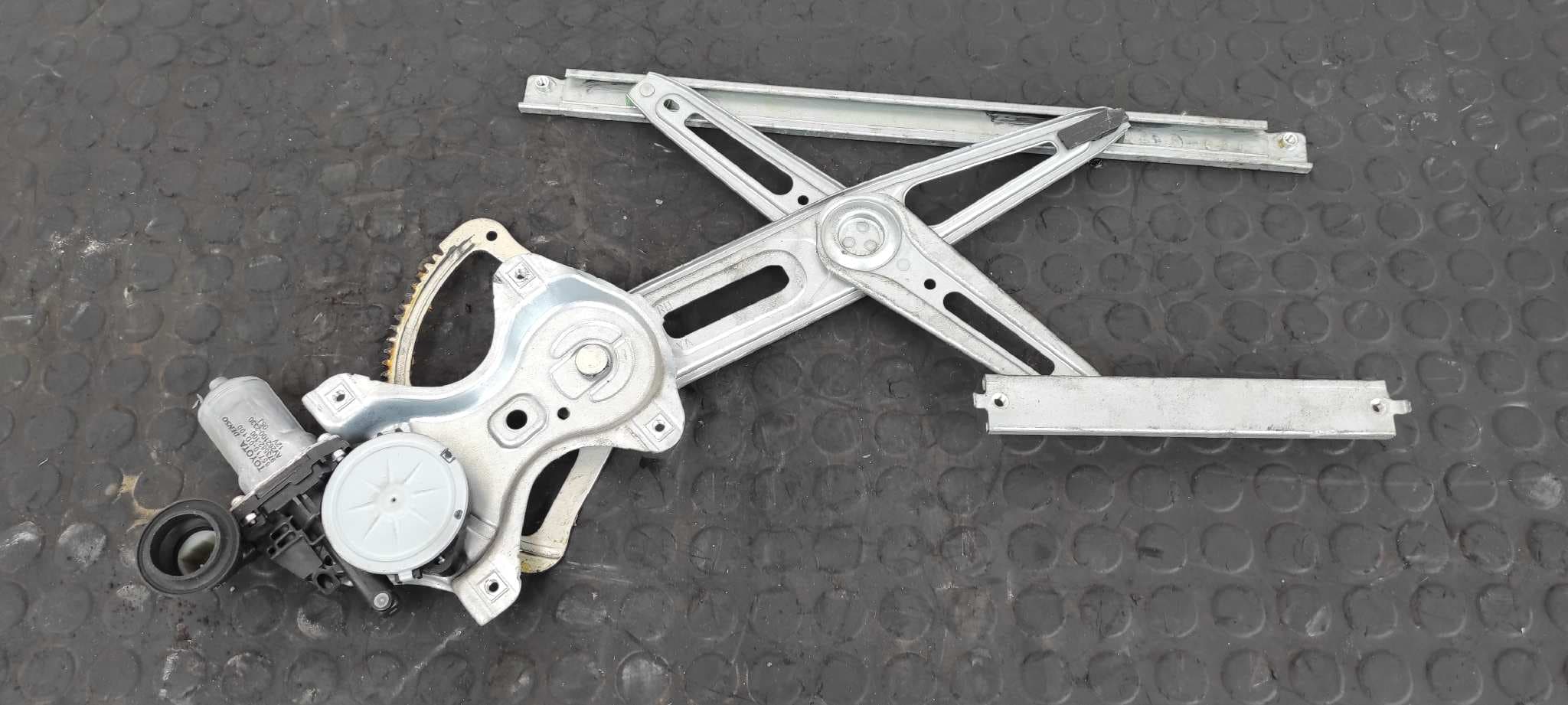 Recambio de ELEVALUNAS DELANTERO DERECHO para TOYOTA YARIS (KSP9/SCP9/NLP9) Básico 1KRFE referencia OEM IAM 857100D100   - ROJO