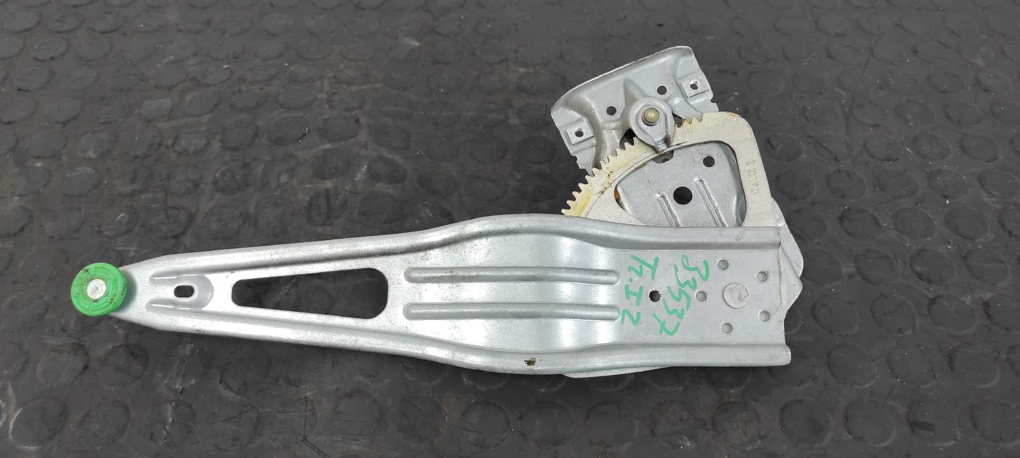 Recambio de ELEVALUNAS TRASERO IZQUIERDO para TOYOTA YARIS (KSP9/SCP9/NLP9) Básico 1KRFE referencia OEM IAM 2007A   - ROJO 3