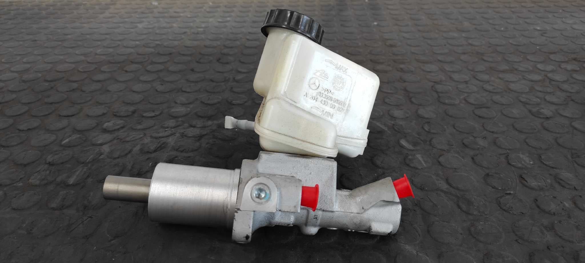 Recambio de BOMBA FRENO para MERCEDES-BENZ CLASE C (W204) BERLINA 2.2 CDI CAT OM646811 referencia OEM IAM A2044300002   - BLANCO 2