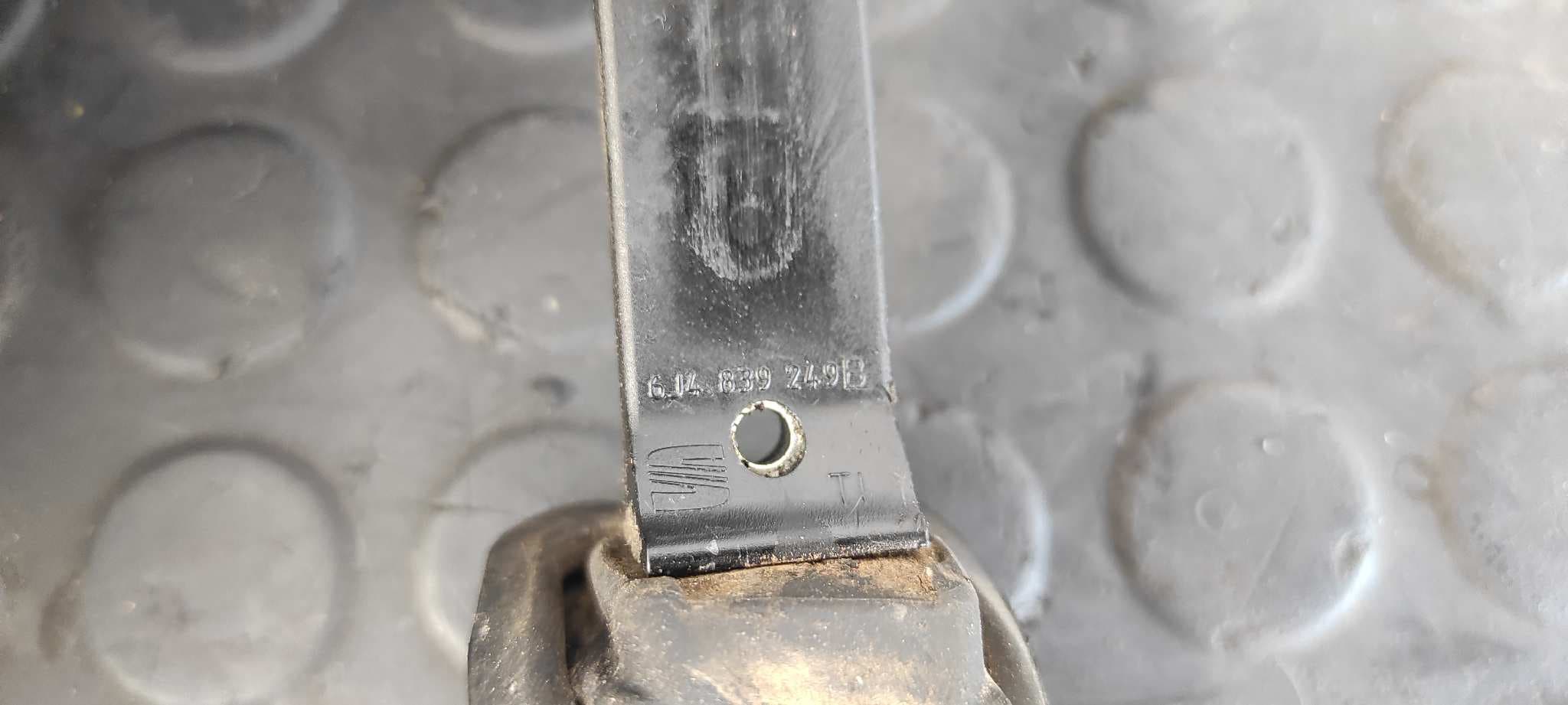 Recambio de RETENEDOR PUERTA IZQUIERDA  para SEAT IBIZA SC (6P5) FR Crono CUT referencia OEM IAM 6J4839249B   - BLANCO 4