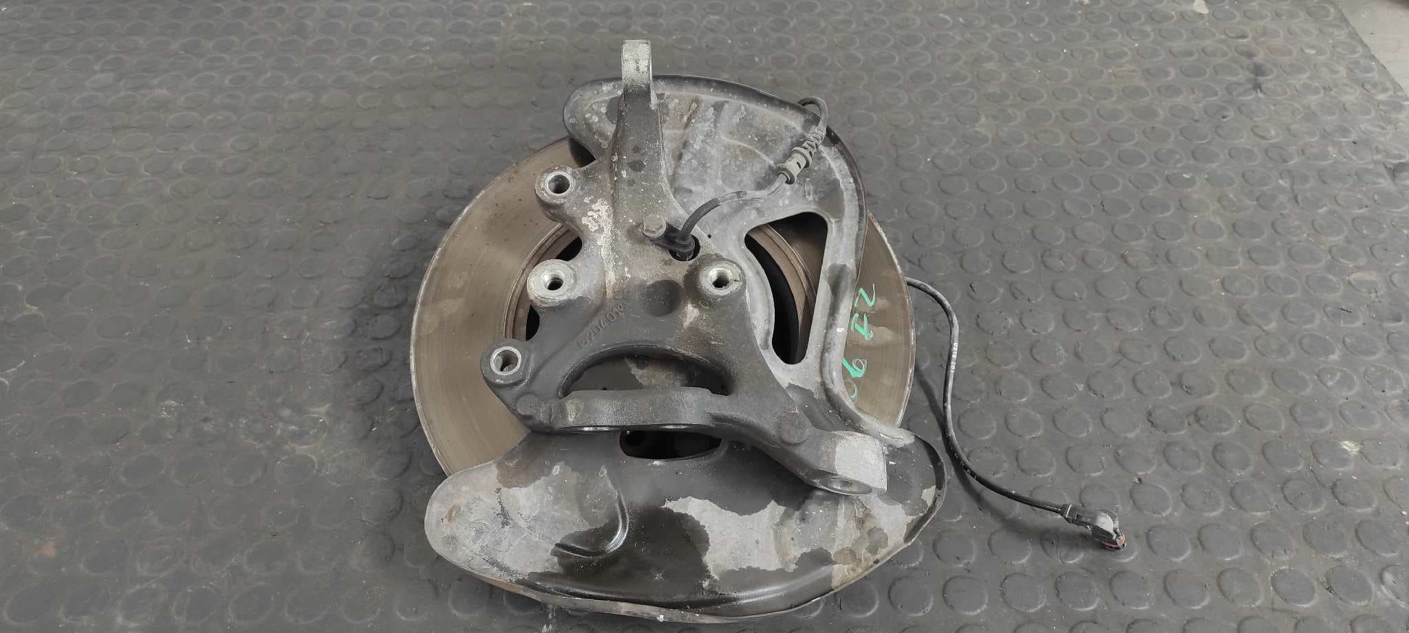 Recambio de MANGUETA DELANTERA IZQUIERDA para MERCEDES-BENZ CLASE C (W204) BERLINA 2.2 CDI CAT OM646811 referencia OEM IAM 20401 29   - BLANCO