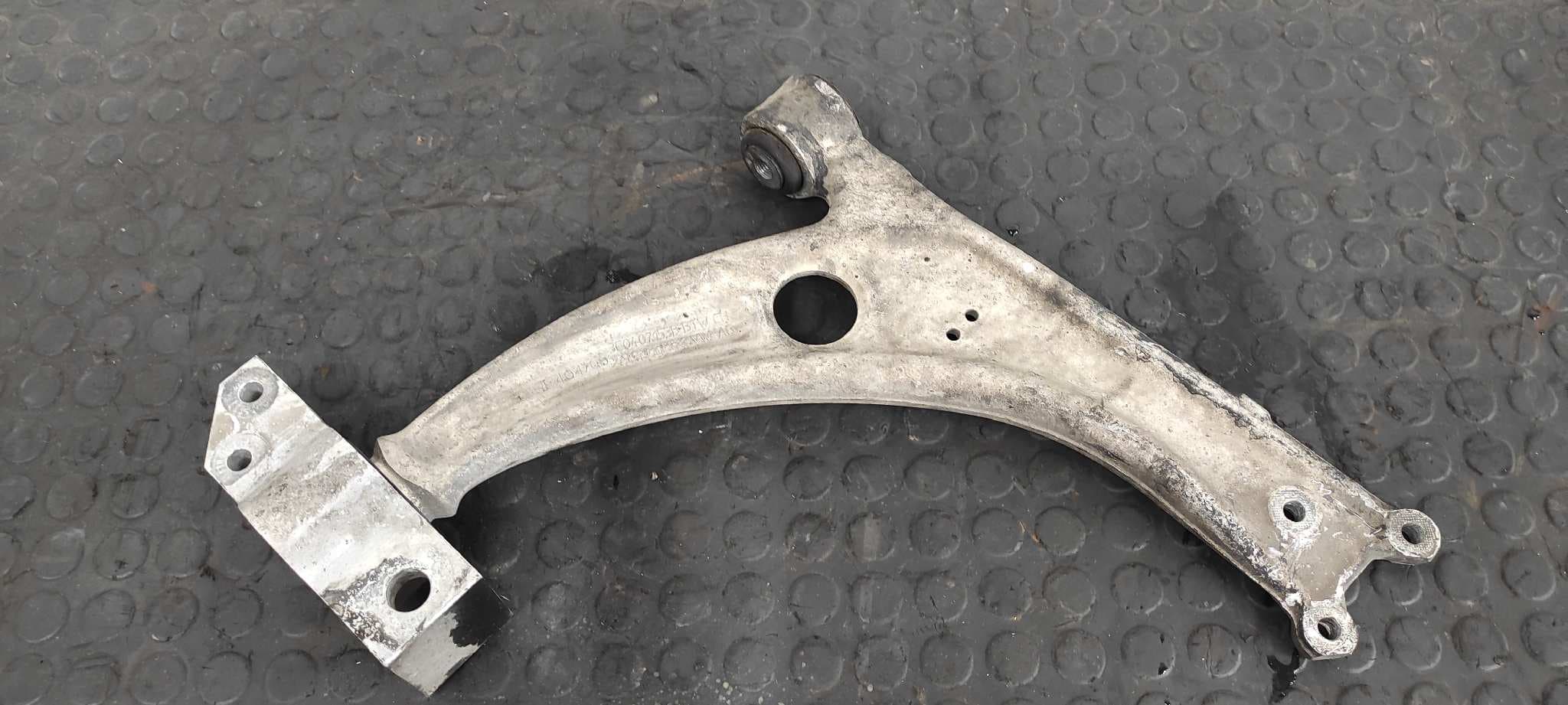 Recambio de BRAZO DERECHO INFERIOR DELANTERO para VOLKSWAGEN PASSAT BERLINA (3C2) 1.9 TDI BKC referencia OEM IAM 3C0407153B   - PLATA