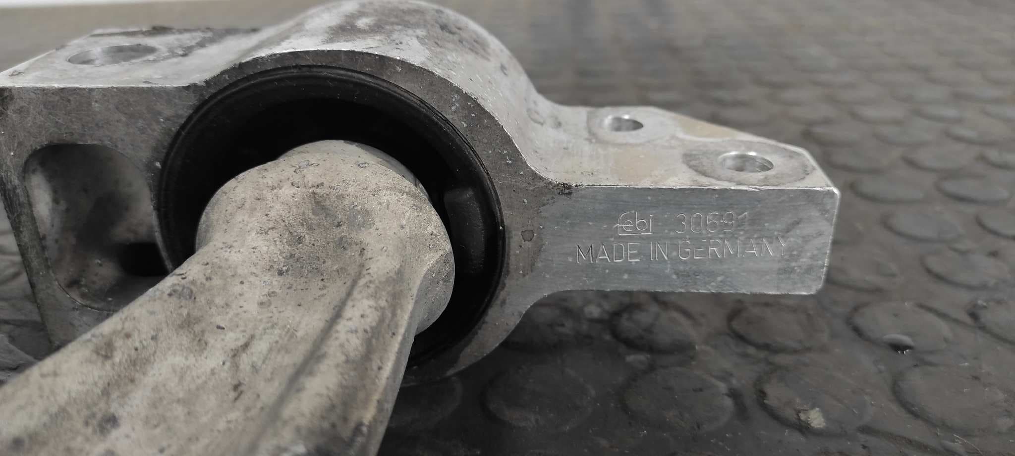 Recambio de BRAZO DERECHO INFERIOR DELANTERO para VOLKSWAGEN PASSAT BERLINA (3C2) 1.9 TDI BKC referencia OEM IAM 3C0407153B   - PLATA 7