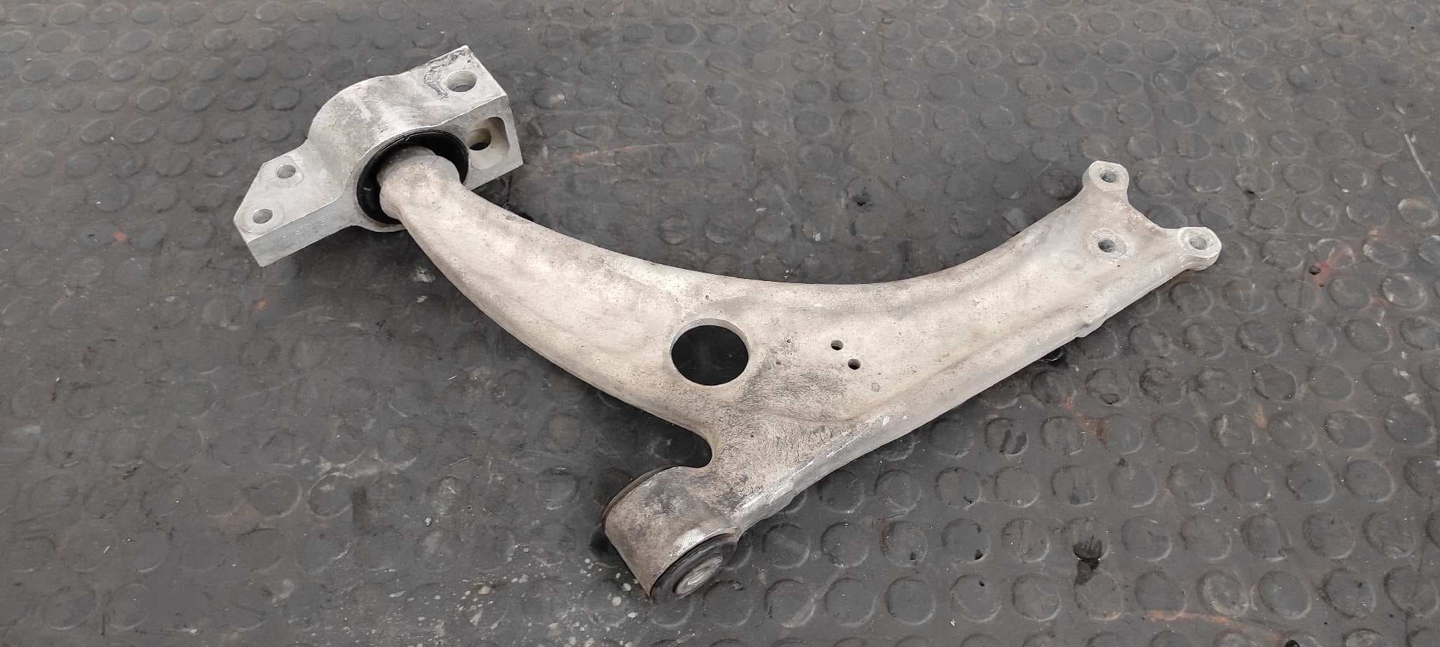 Recambio de BRAZO IZQUIERDO INFERIOR DELANTERO para VOLKSWAGEN PASSAT BERLINA (3C2) 1.9 TDI BKC referencia OEM IAM 3C0407153B   - PLATA 2