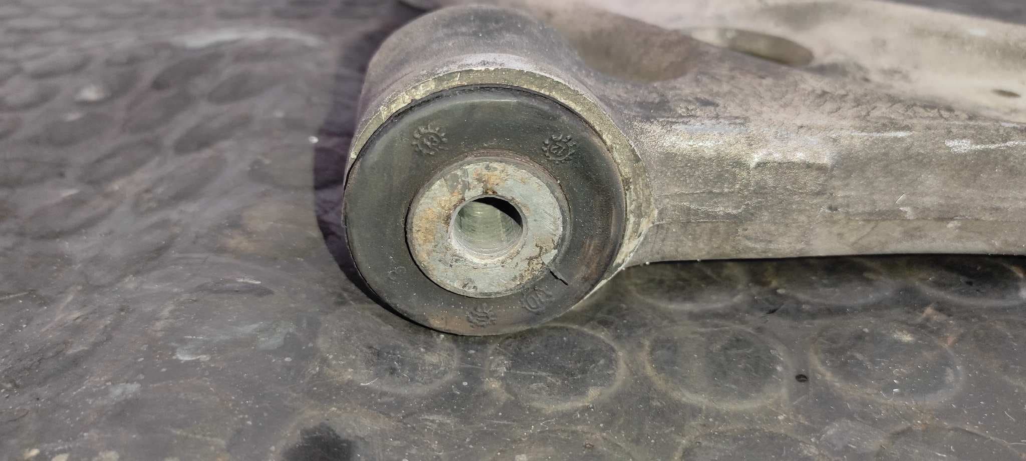 Recambio de BRAZO IZQUIERDO INFERIOR DELANTERO para VOLKSWAGEN PASSAT BERLINA (3C2) 1.9 TDI BKC referencia OEM IAM 3C0407153B   - PLATA 6