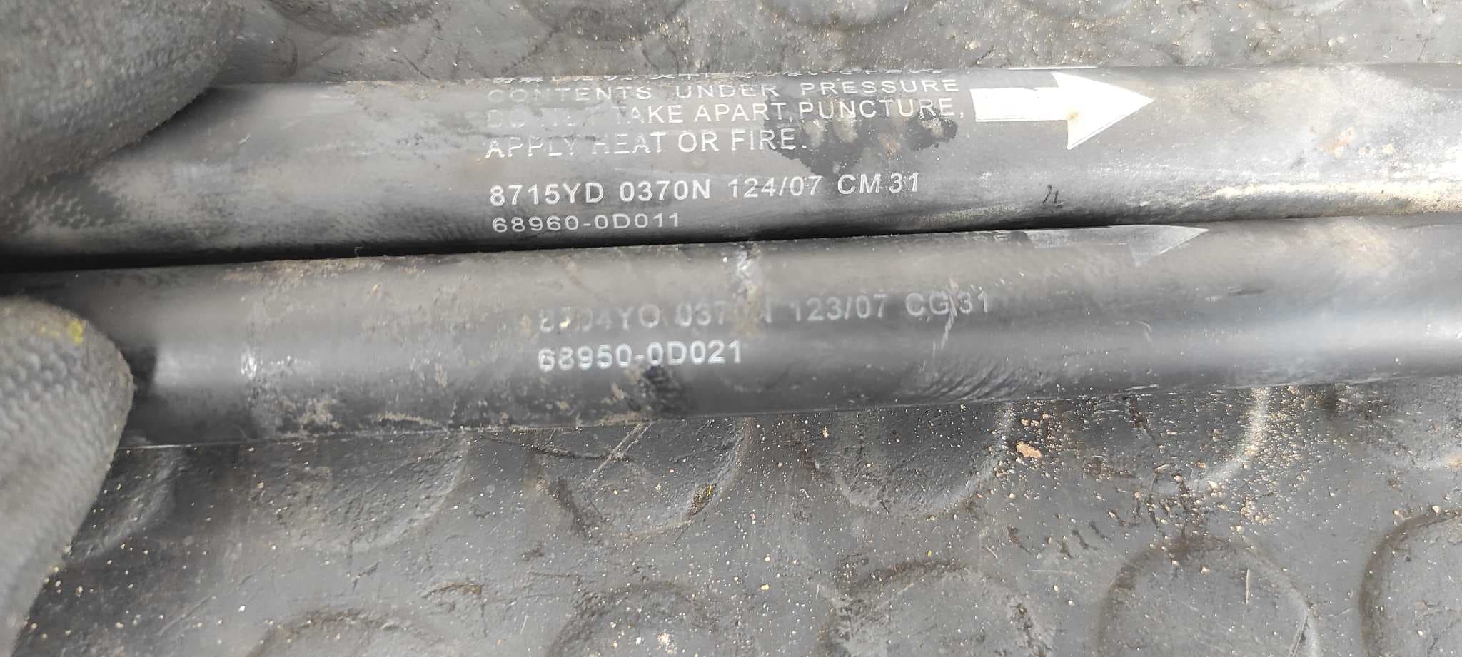 Recambio de AMORTIGUADORES MALETERO / PORTON para TOYOTA YARIS (KSP9/SCP9/NLP9) Básico 1KRFE referencia OEM IAM 689500D021   - ROJO 2