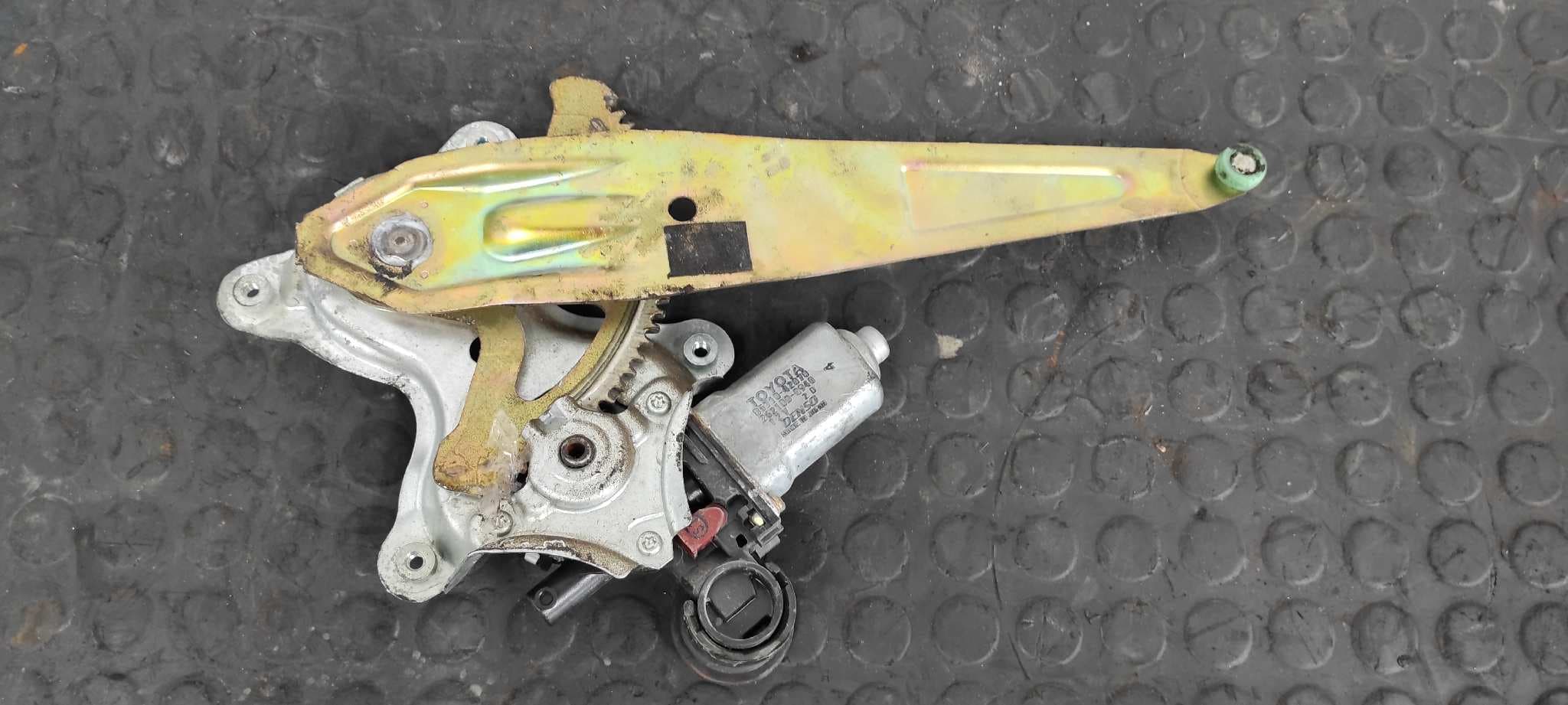 Recambio de ELEVALUNAS TRASERO DERECHO para TOYOTA RAV 4 (A2) 1AZFE referencia OEM IAM 8571042070   - GRIS PLATA 2
