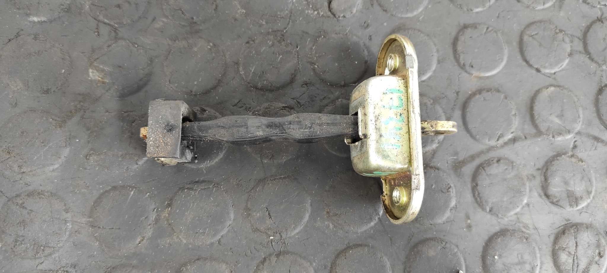 Recambio de RETENEDOR PUERTA DERECHA para SSANGYONG MUSSO 2.3 Turbodiesel CAT referencia OEM IAM    - GRIS