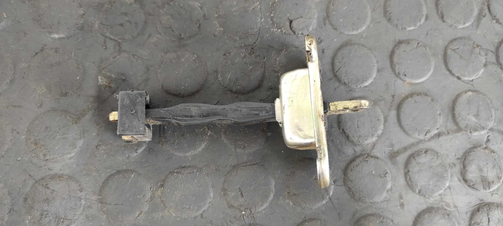 Recambio de RETENEDOR PUERTA DERECHA para SSANGYONG MUSSO 2.3 Turbodiesel CAT referencia OEM IAM    - GRIS 6