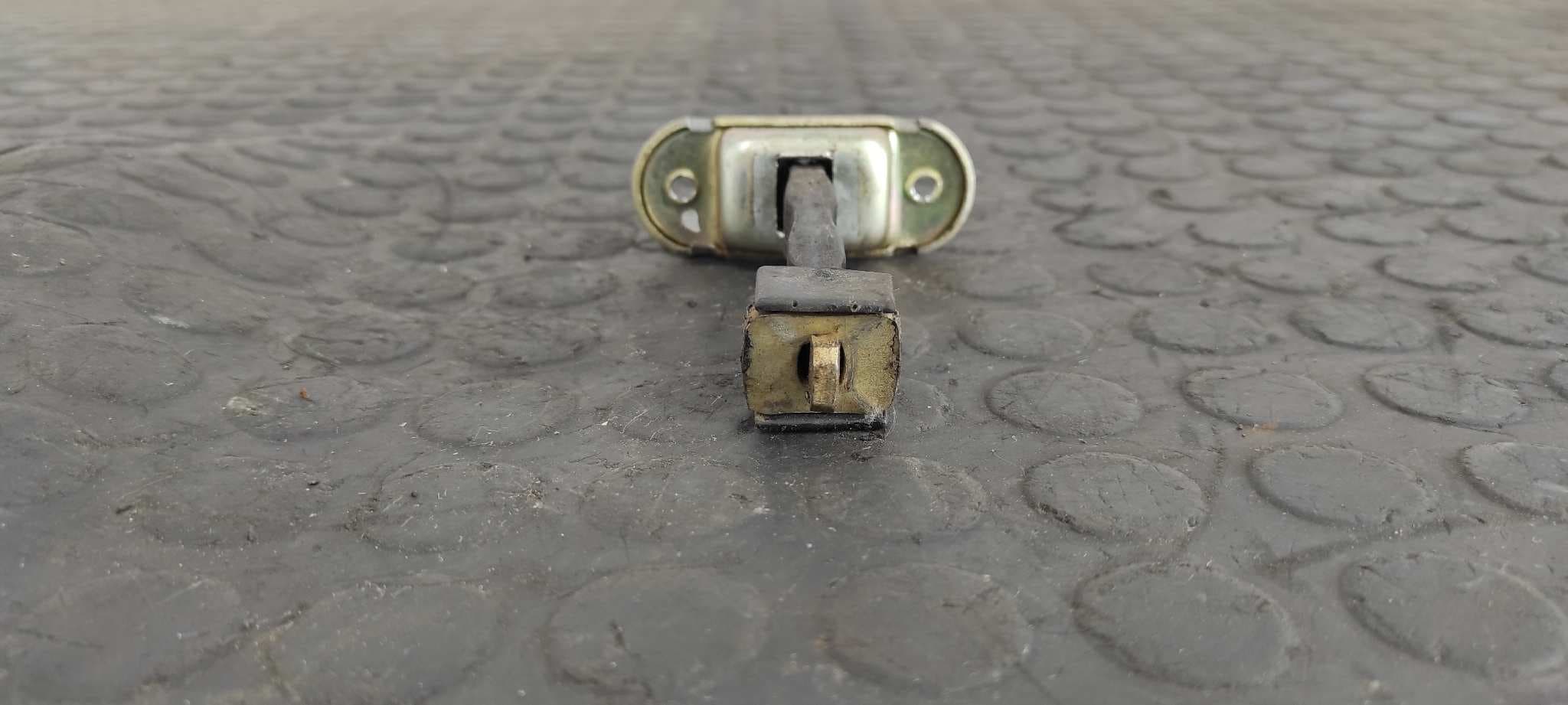 Recambio de RETENEDOR PUERTA DERECHA para SSANGYONG MUSSO 2.3 Turbodiesel CAT referencia OEM IAM    - GRIS 4