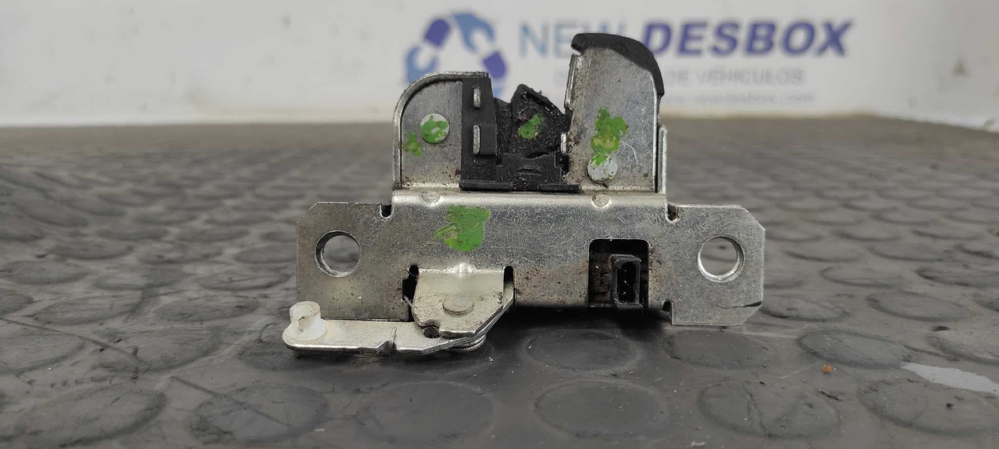 Recambio de CERRADURA MALETERO / PORTON para VOLKSWAGEN POLO (9N3) 1.4 16V BKY referencia OEM IAM    - BLANCO