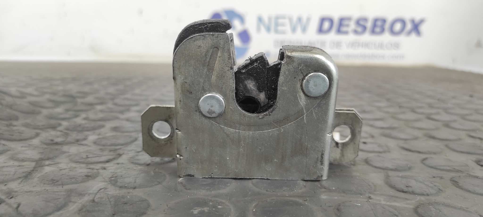 Recambio de CERRADURA MALETERO / PORTON para VOLKSWAGEN POLO (9N3) 1.4 16V BKY referencia OEM IAM    - BLANCO 2