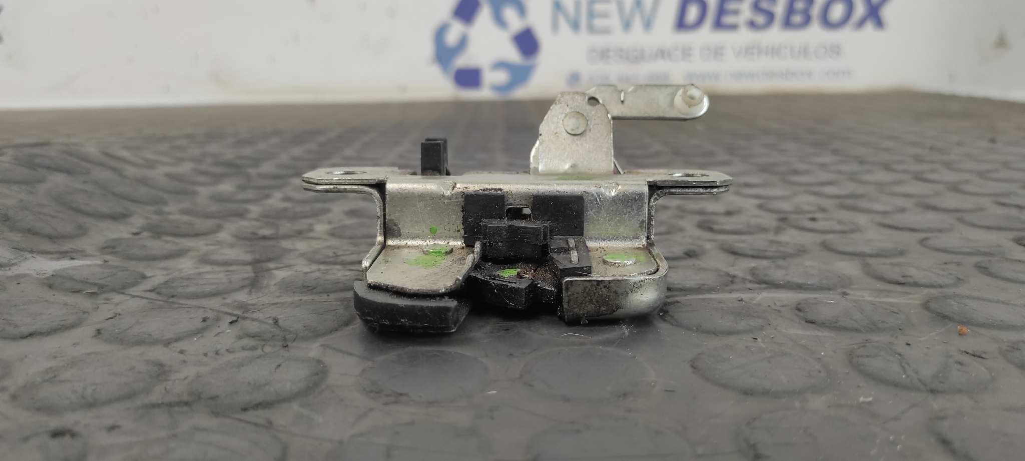 Recambio de CERRADURA MALETERO / PORTON para VOLKSWAGEN POLO (9N3) 1.4 16V BKY referencia OEM IAM    - BLANCO 4