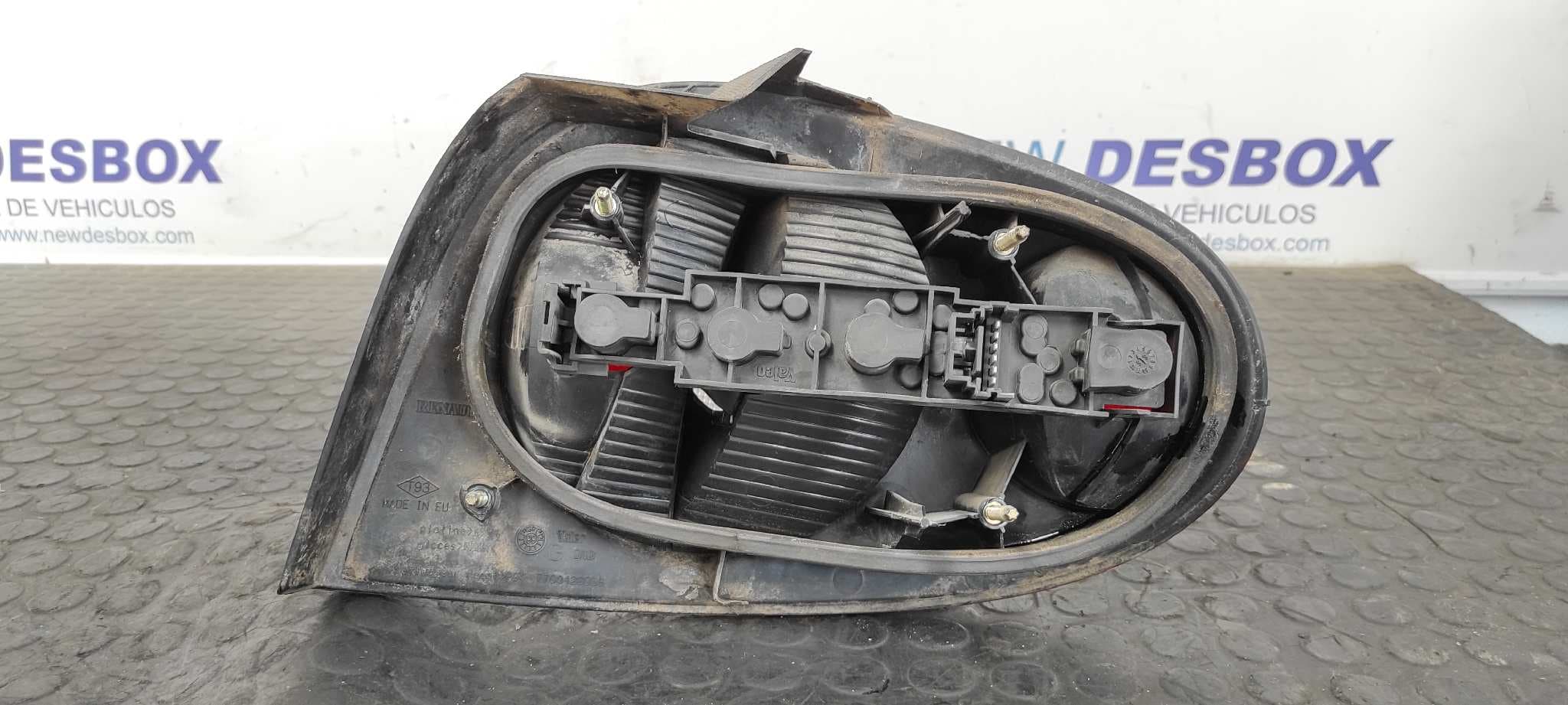 Recambio de PILOTO TRASERO IZQUIERDO para RENAULT MEGANE I COUPE FASE 2 (DA..) 1.9 DTi RSI F9Q731 referencia OEM IAM 7700428056   - GRIS 7