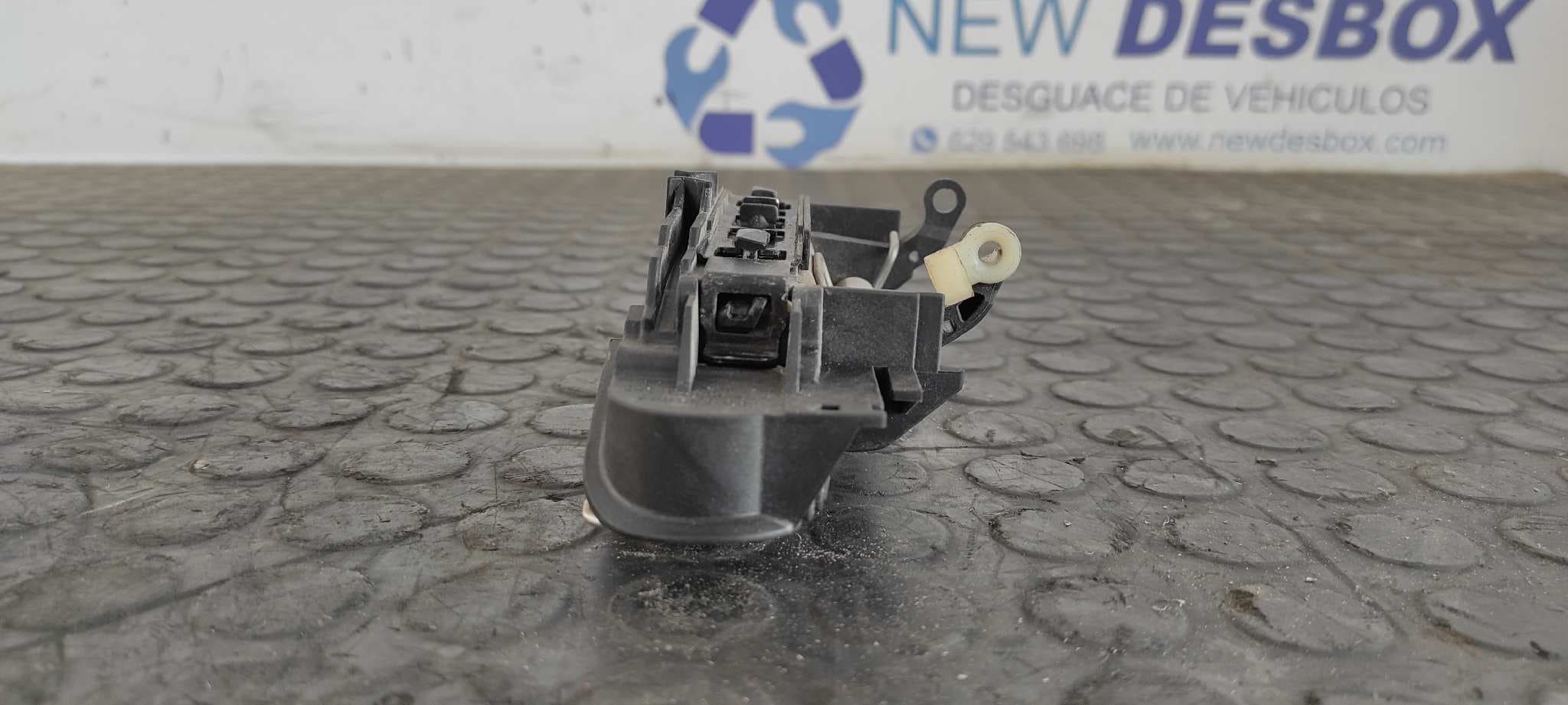 Recambio de MANETA DELANTERA DERECHA para AUDI A4 AVANT (8E) 2.0 TDI Quattro (DPF) BRE referencia OEM IAM 4B0839885   - BLANCO 2