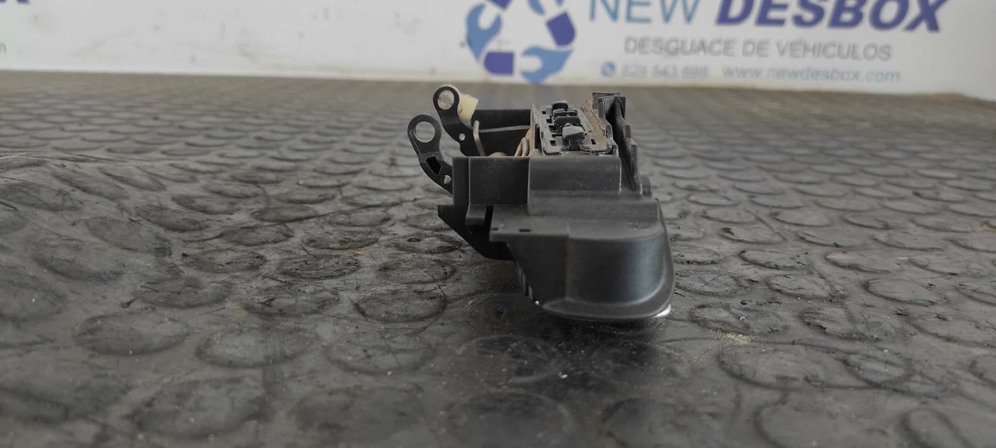 Recambio de MANETA DELANTERA DERECHA para AUDI A4 AVANT (8E) 2.0 TDI Quattro (DPF) BRE referencia OEM IAM 4B0839885   - BLANCO 4