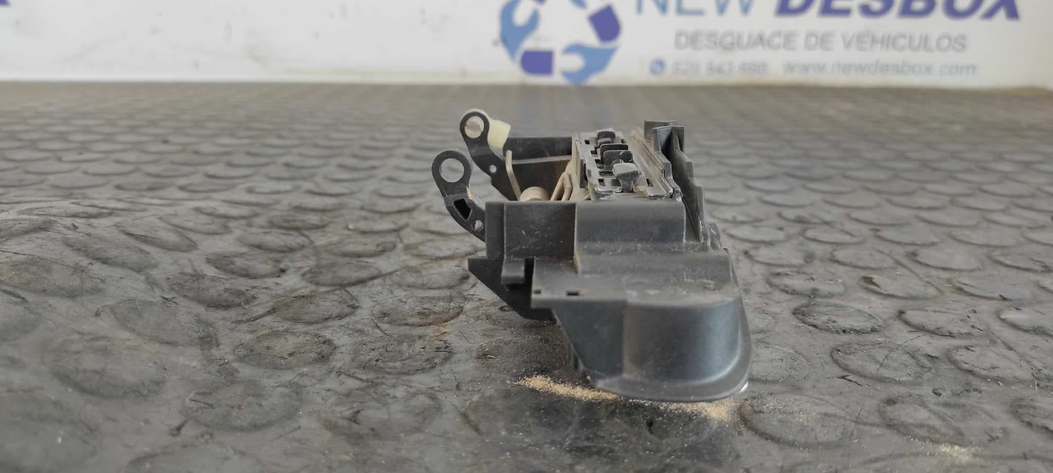Recambio de MANETA TRASERA DERECHA para AUDI A4 AVANT (8E) 2.0 TDI Quattro (DPF) BRE referencia OEM IAM 4B0839885   - BLANCO 4
