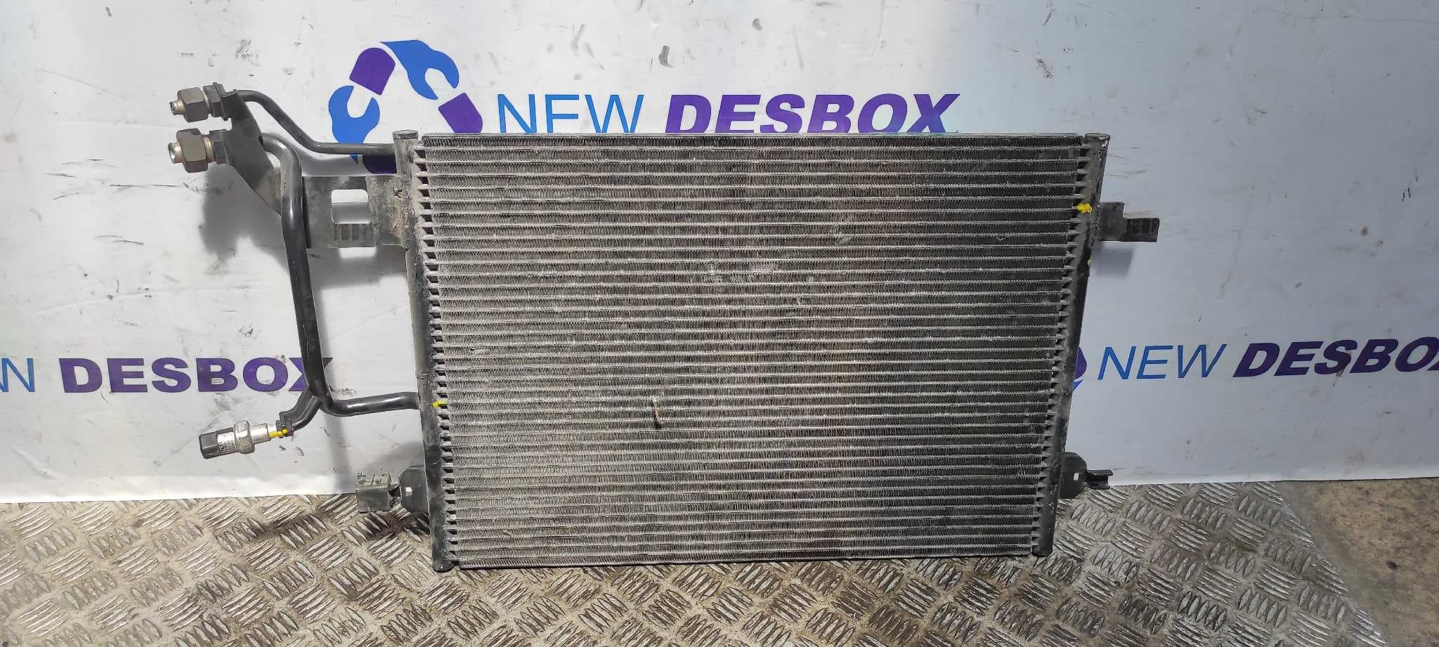 Recambio de CONDENSADOR / RADIADOR  AIRE ACONDICIONADO para VOLKSWAGEN PASSAT BERLINA (3B2) Básico AHL referencia OEM IAM 8D0260401H   - GRIS