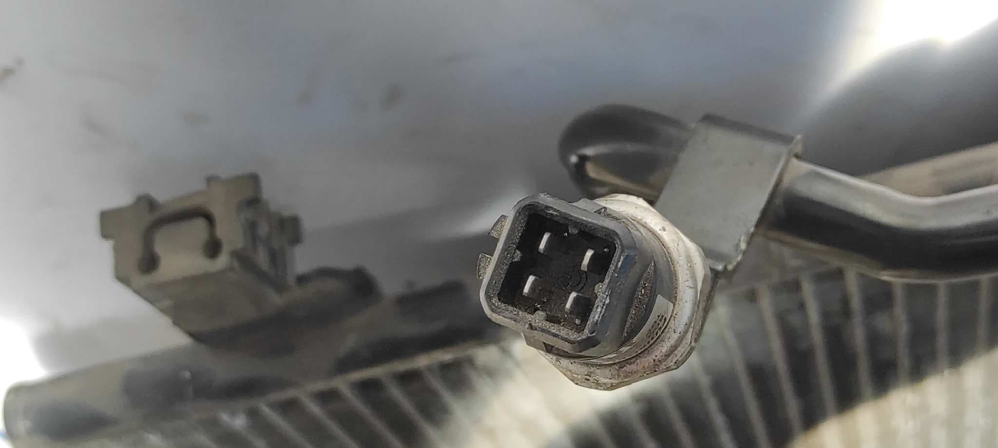 Recambio de CONDENSADOR / RADIADOR  AIRE ACONDICIONADO para VOLKSWAGEN PASSAT BERLINA (3B2) Básico AHL referencia OEM IAM 8D0260401H   - GRIS 2