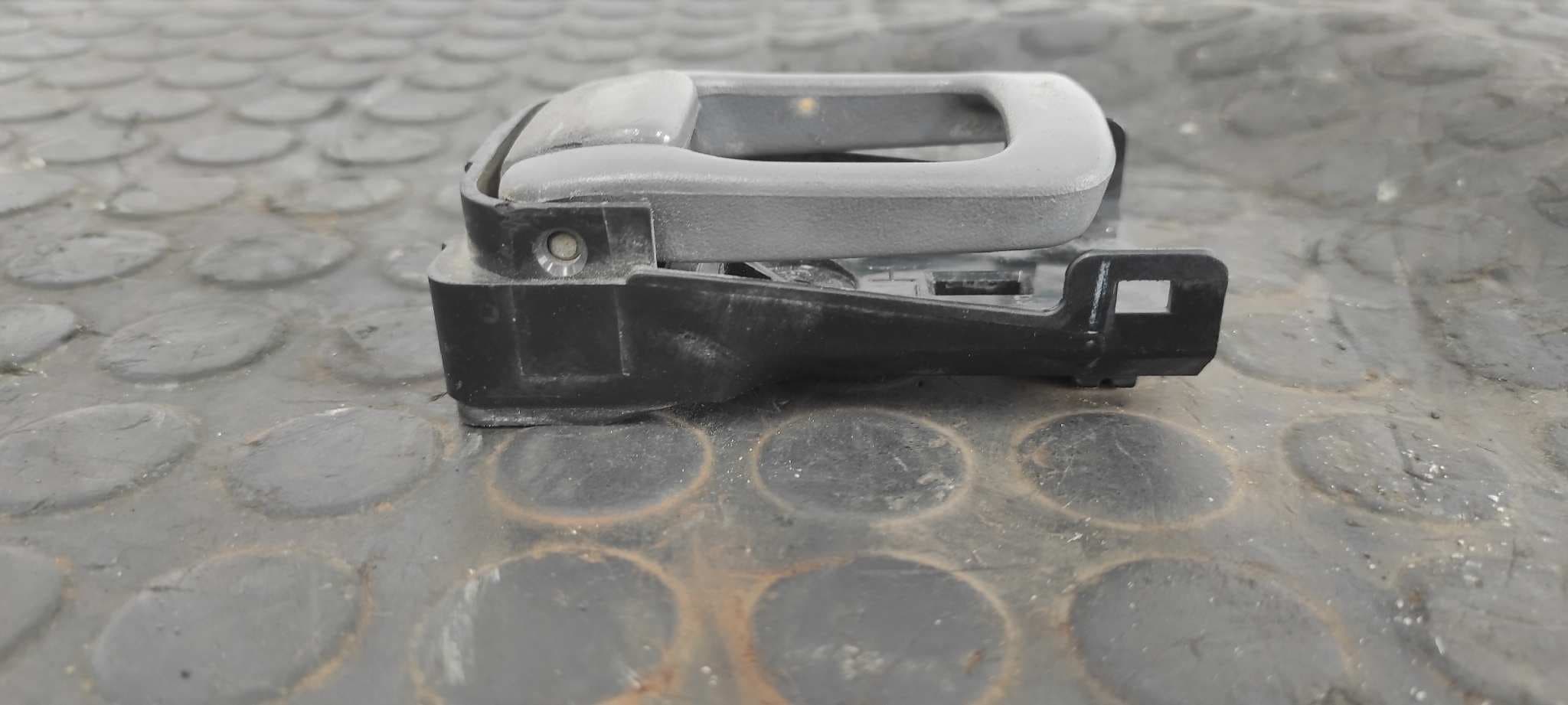 Recambio de MANETA INTERIOR DELANTERA IZQUIERDA para NISSAN VANETTE CARGO (HC23) Familiar (5 asientos) LD23 referencia OEM IAM    - BLANCO 3
