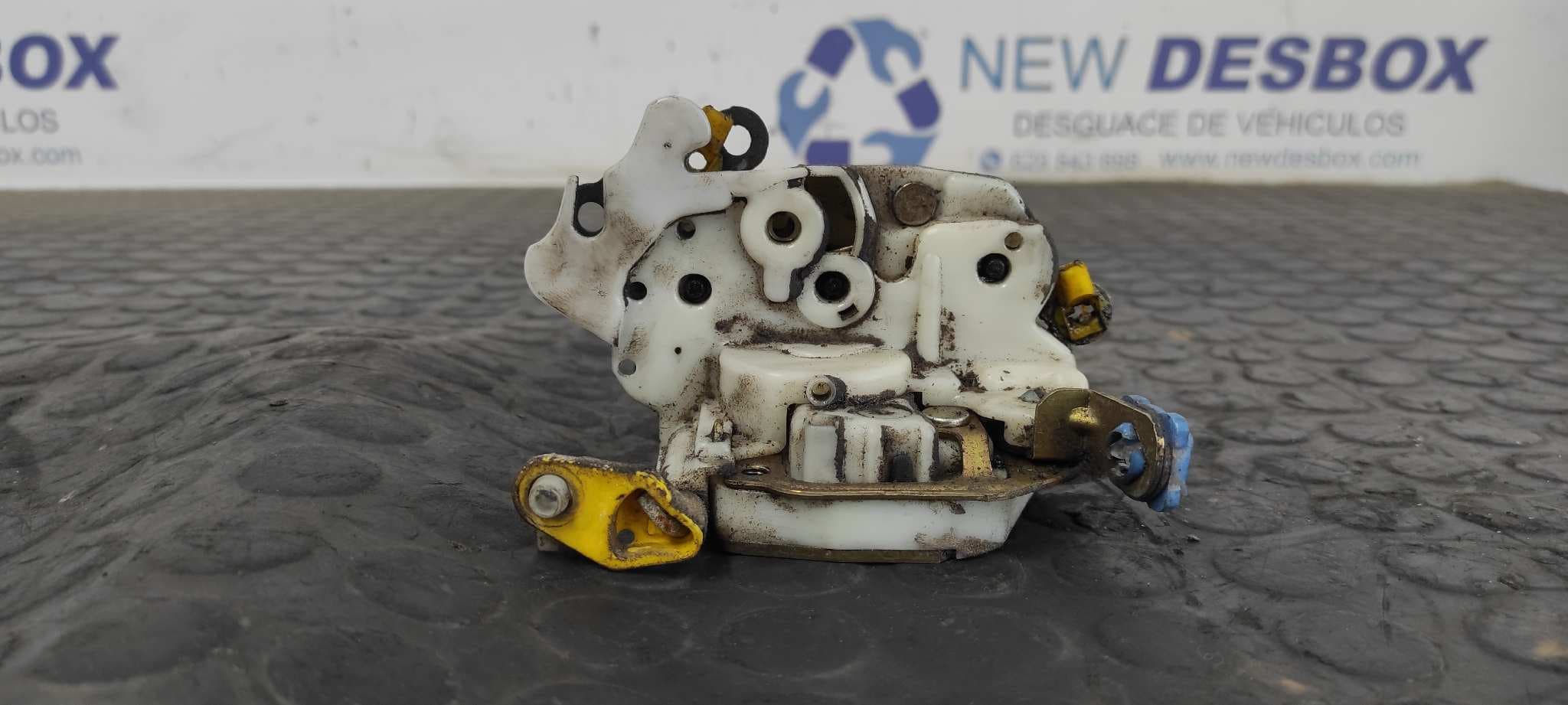 Recambio de CERRADURA PUERTA DELANTERA IZQUIERDA para NISSAN SERENA (C23M) 2.3 LX Diesel LD23 referencia OEM IAM 805019C105   - BLANCO