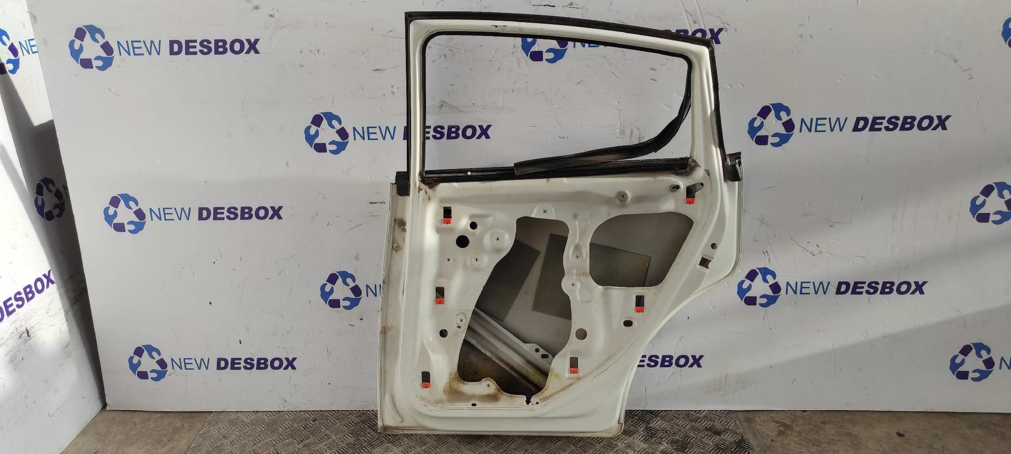 Recambio de PUERTA TRASERA DERECHA para SEAT LEON (1P1) BXF referencia OEM IAM    - BLANCO 3