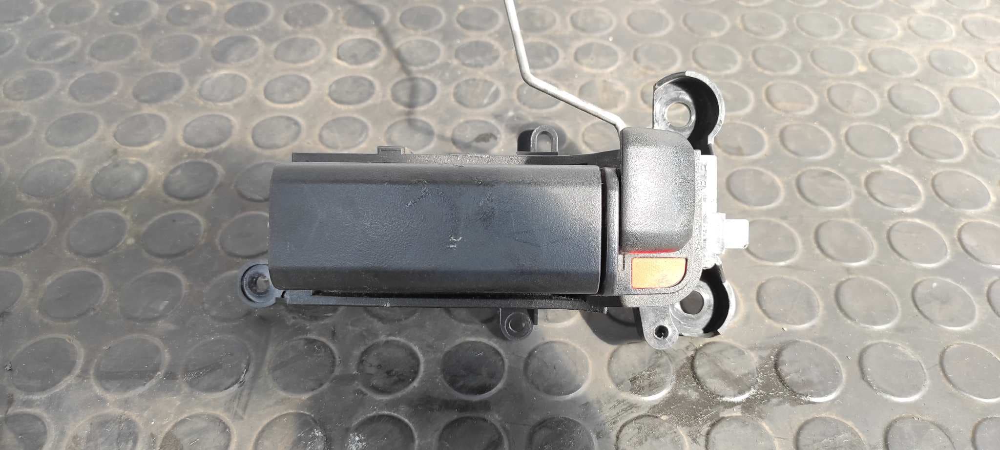 Recambio de MANETA INTERIOR TRASERA IZQUIERDA para MAZDA 5 BERL. (CR) 1.8 Active L823 referencia OEM IAM E18L - GRIS