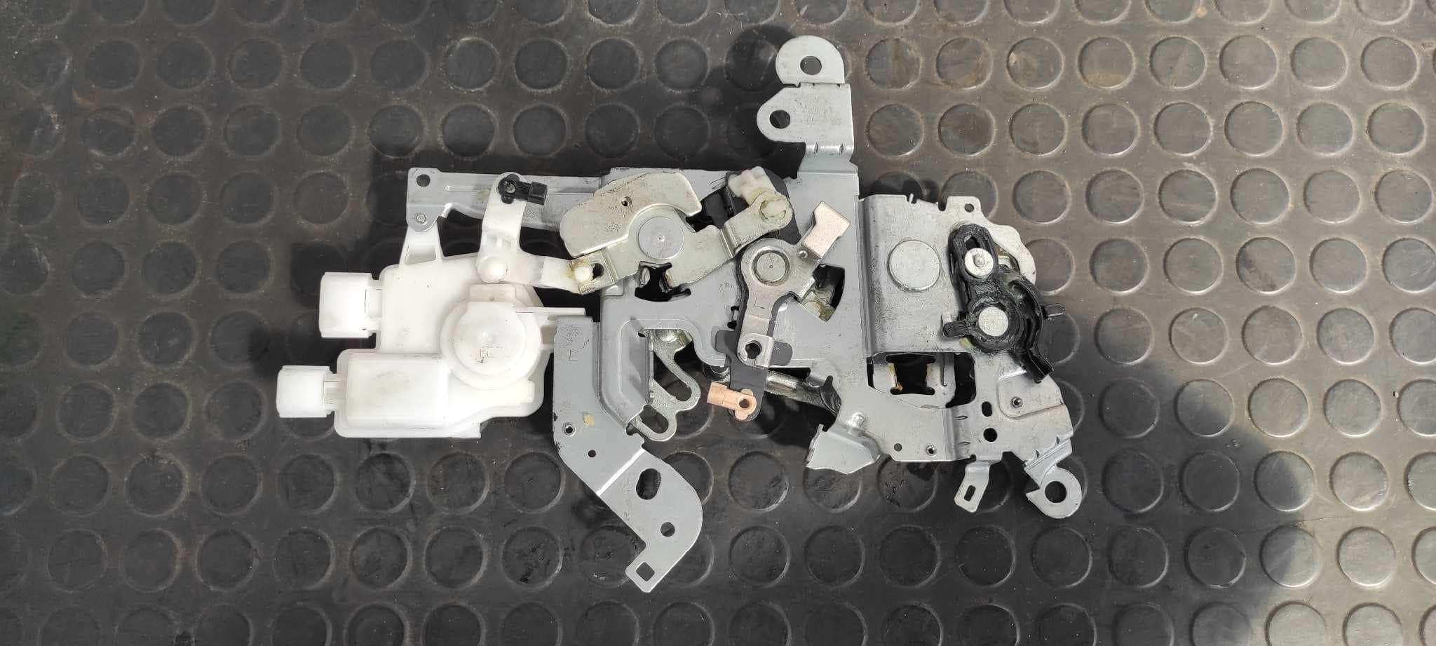 Recambio de CERRADURA PUERTA TRASERA IZQUIERDA para MAZDA 5 BERL. (CR) L823 referencia OEM IAM K20 DR   - GRIS 2