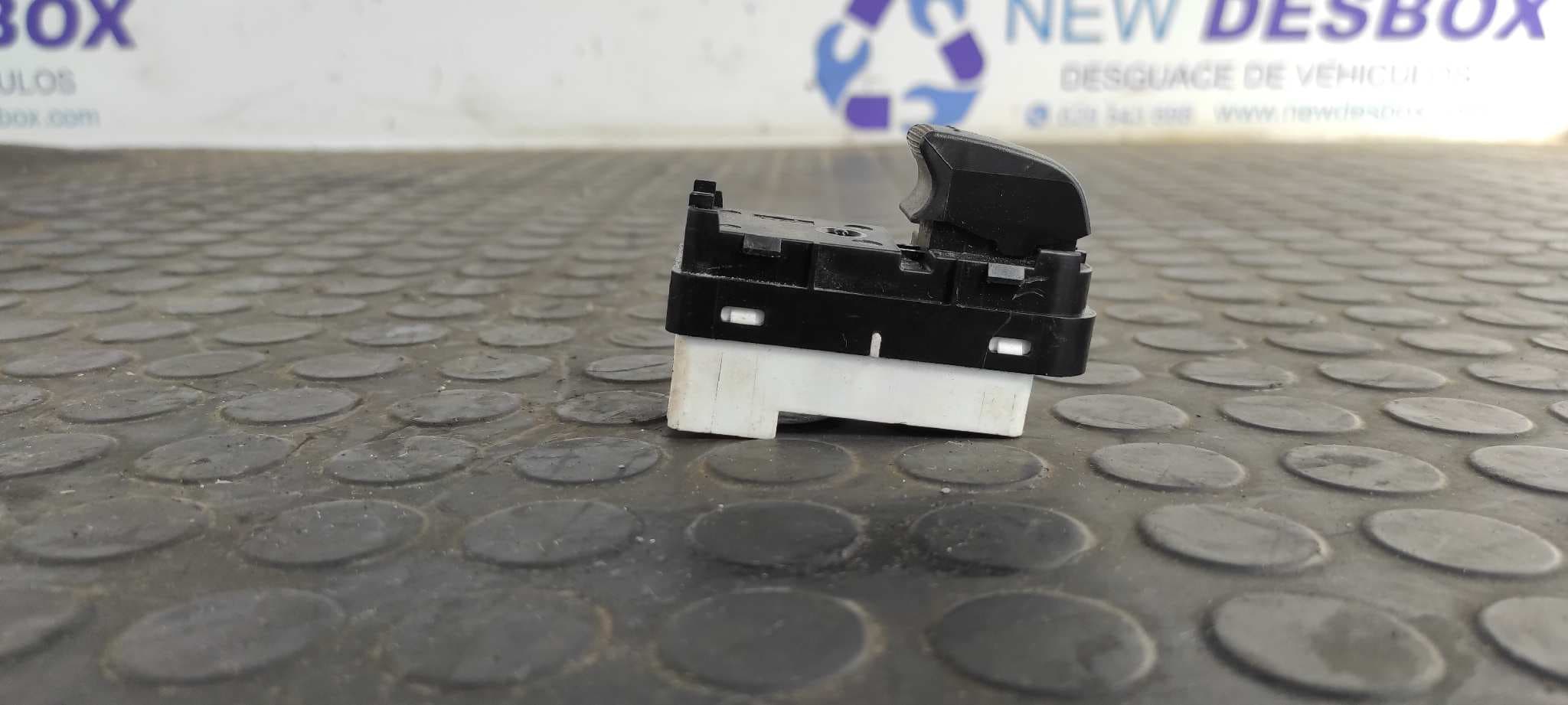 Recambio de MANDO ELEVALUNAS TRASERO IZQUIERDO para MAZDA 5 BERL. (CR) 1.8 Active L823 referencia OEM IAM CC5166380A - GRIS