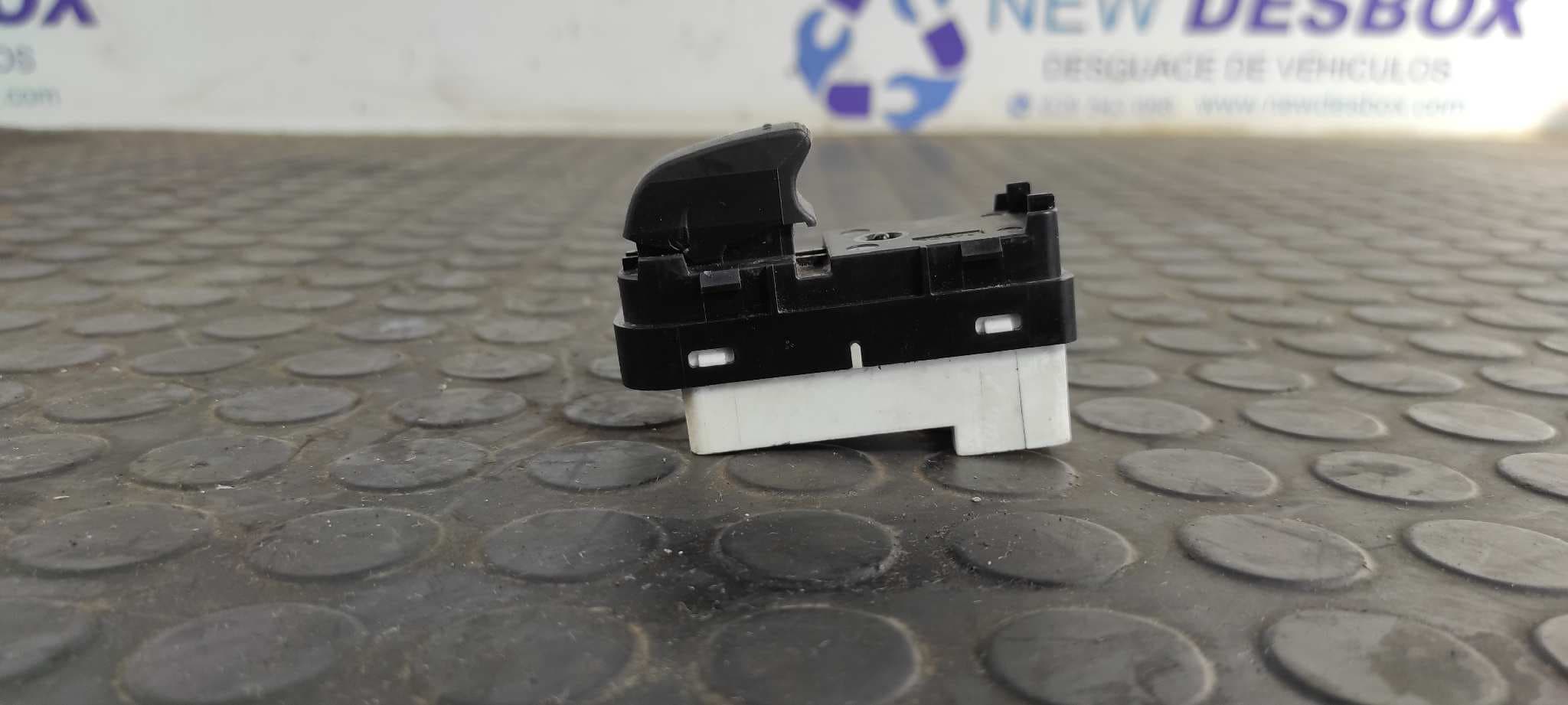 Recambio de MANDO ELEVALUNAS TRASERO IZQUIERDO para MAZDA 5 BERL. (CR) 1.8 Active L823 referencia OEM IAM CC5166380A   - GRIS 4