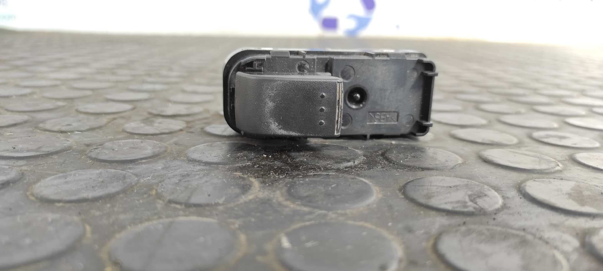 Recambio de MANDO ELEVALUNAS TRASERO IZQUIERDO para MAZDA 5 BERL. (CR) 1.8 Active L823 referencia OEM IAM CC5166380A   - GRIS 3