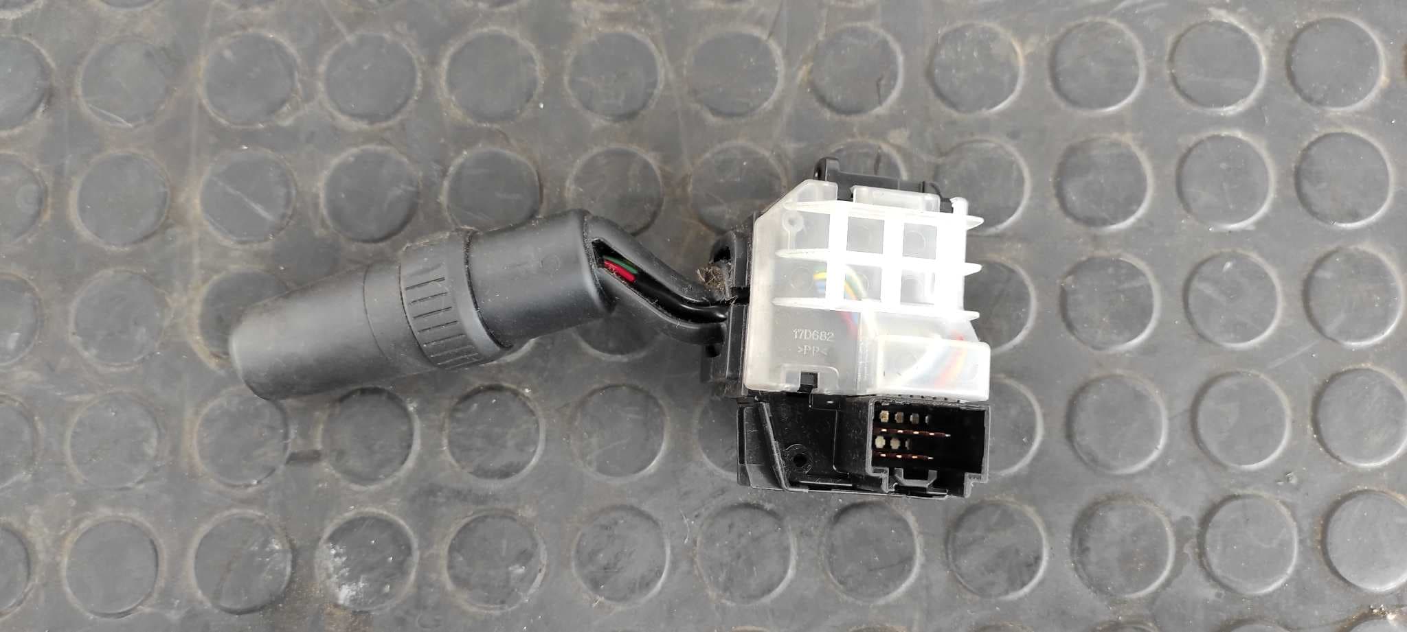Recambio de MANDO LIMPIA para MAZDA 5 BERL. (CR) 1.8 Active L823 referencia OEM IAM 17D682   - GRIS 2
