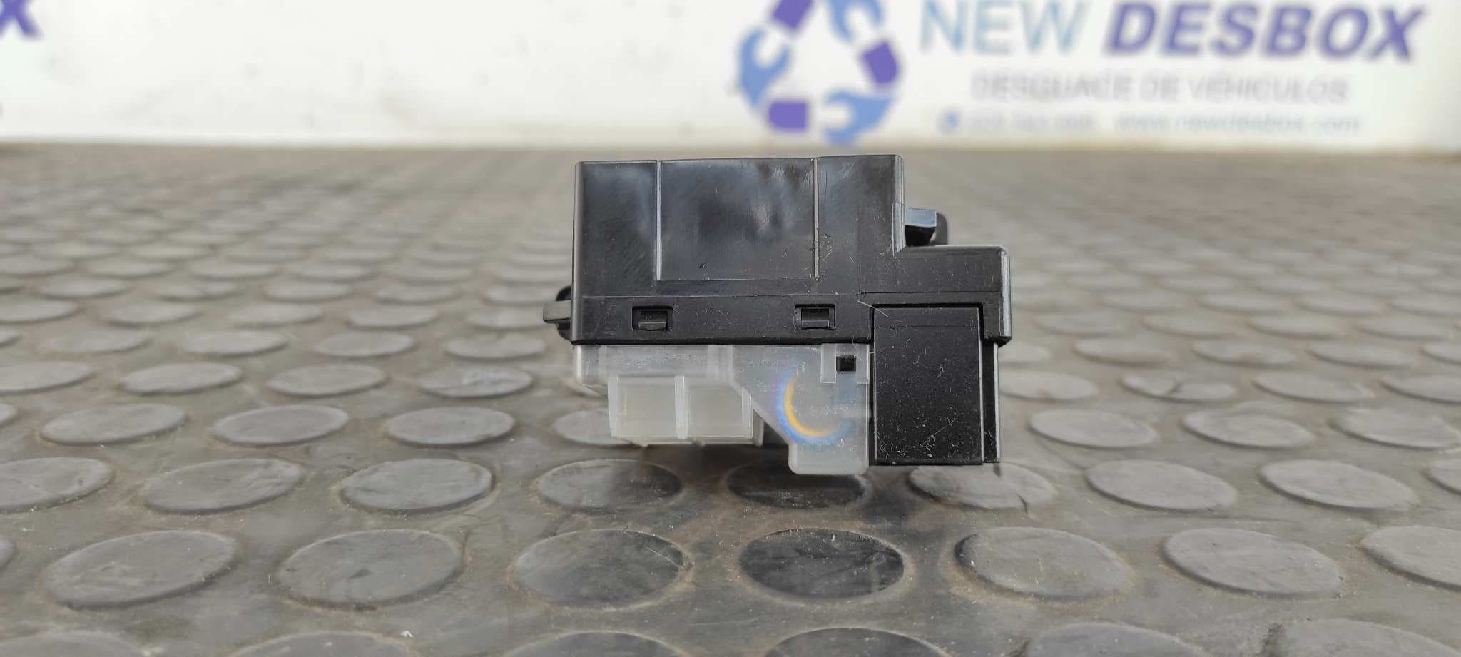 Recambio de MANDO LIMPIA para MAZDA 5 BERL. (CR) 1.8 Active L823 referencia OEM IAM 17D682   - GRIS 5