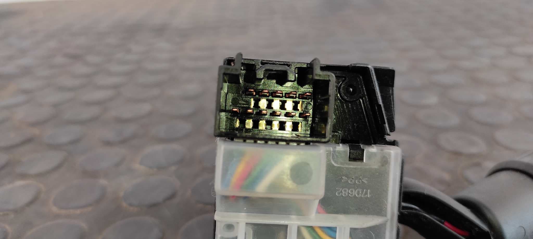 Recambio de MANDO LIMPIA para MAZDA 5 BERL. (CR) 1.8 Active L823 referencia OEM IAM 17D682   - GRIS 4