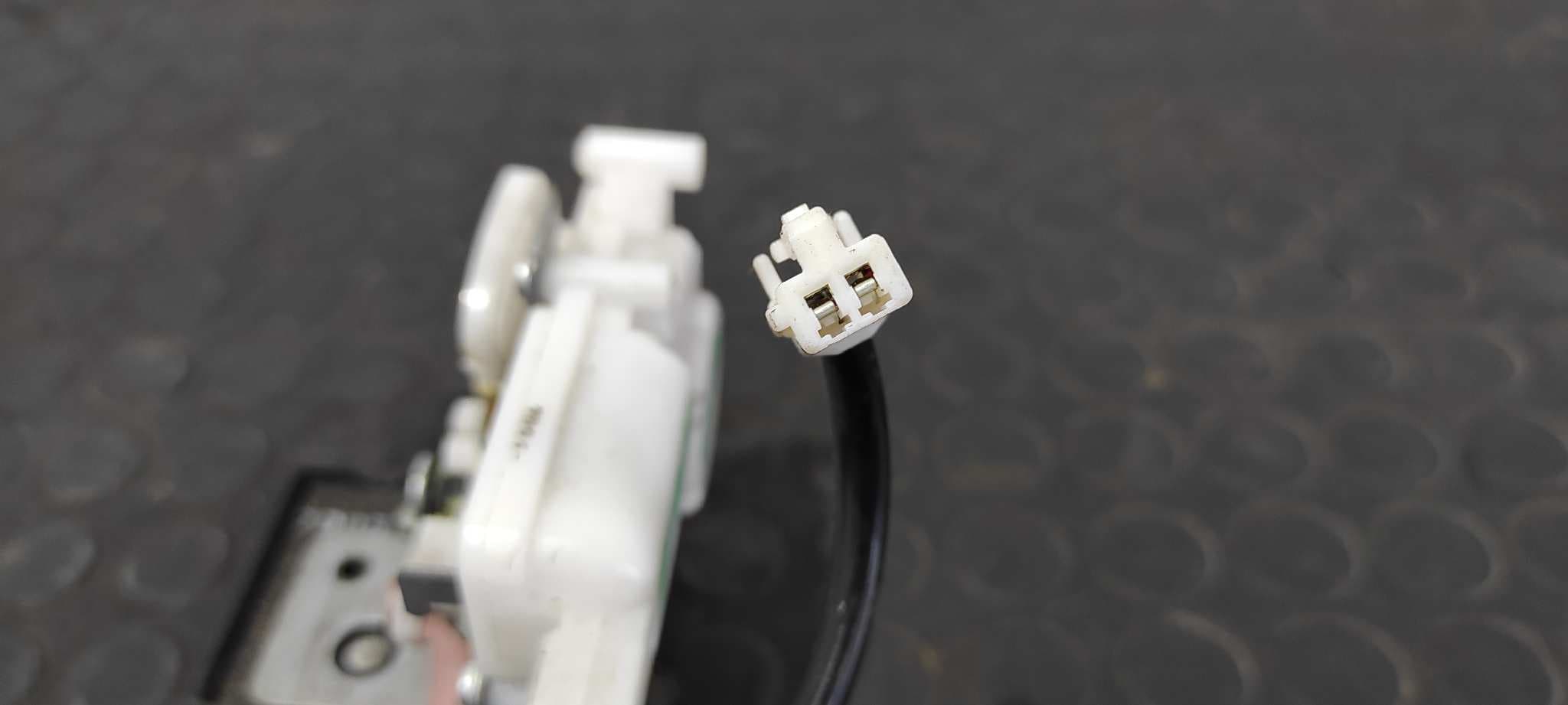Recambio de CERRADURA MALETERO / PORTON para MAZDA 5 BERL. (CR) 1.8 Active L823 referencia OEM IAM B6701   - GRIS 2
