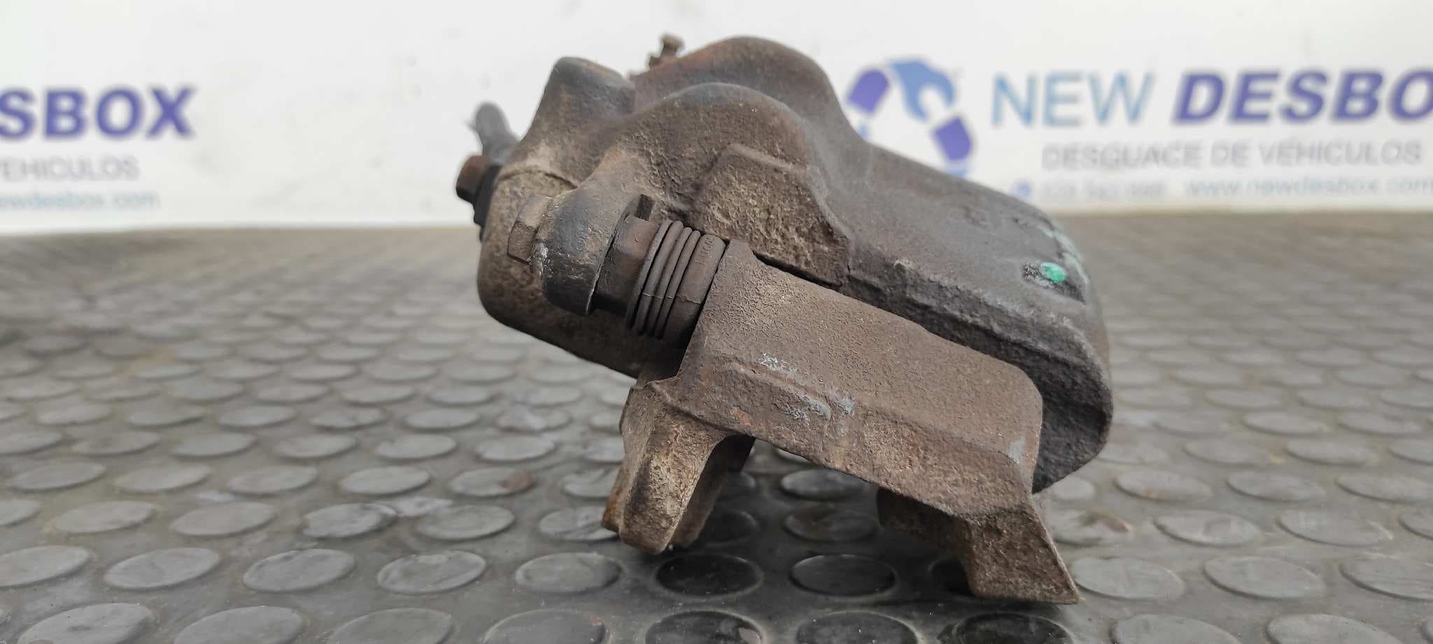 Recambio de PINZA DE FRENO DELANTERA DERECHA para NISSAN VANETTE CARGO (HC23) Familiar (5 asientos) LD23 referencia OEM IAM LUCAS 0166   - BLANCO 2