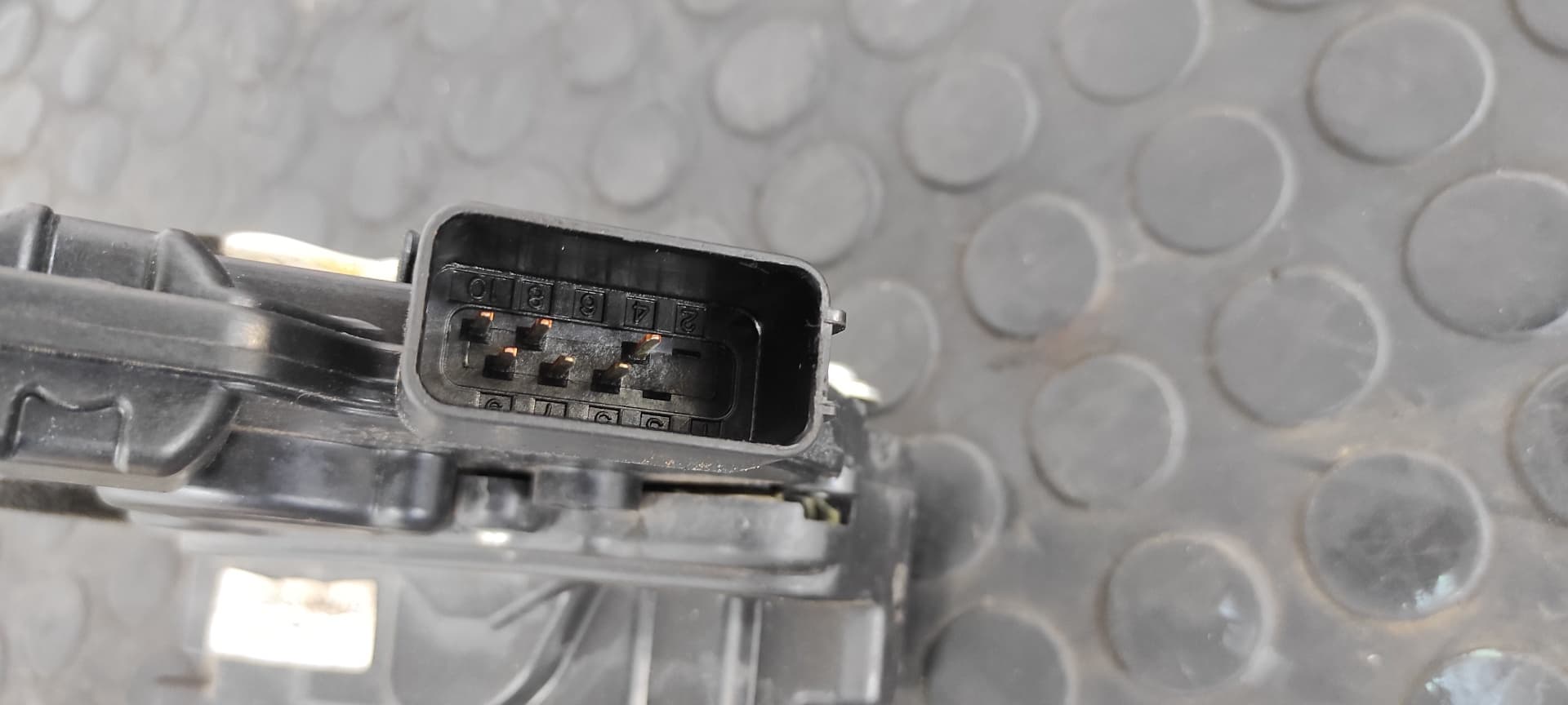 Recambio de CERRADURA PUERTA DELANTERA DERECHA para MAZDA 5 BERL. (CR) 1.8 Active L823 referencia OEM IAM B82B84R   - GRIS 4