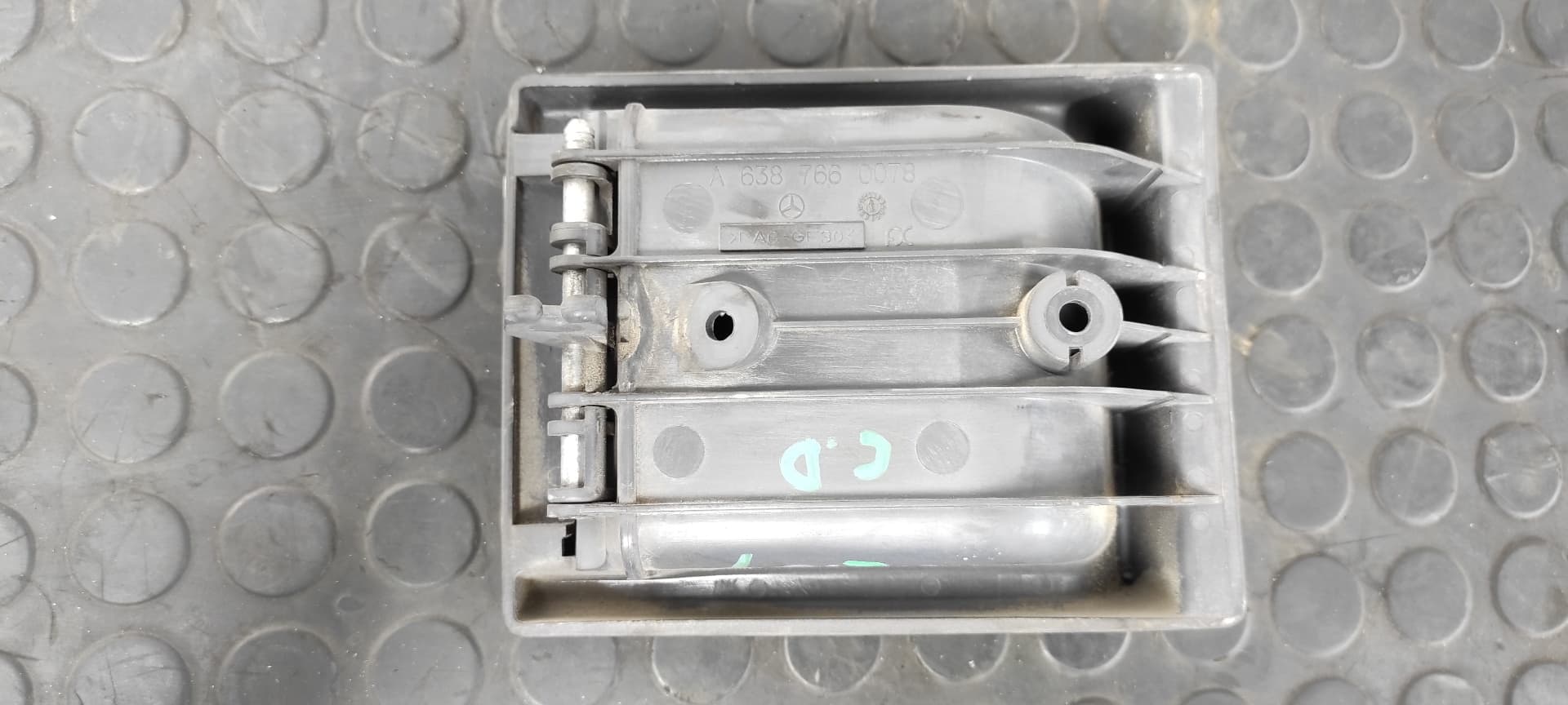 Recambio de MANETA INTERIOR TRASERA DERECHA para MERCEDES-BENZ VITO (W638) COMBI 110 D Euro 2   (638.174) 911 referencia OEM IAM A6387660078   - ROJO 2