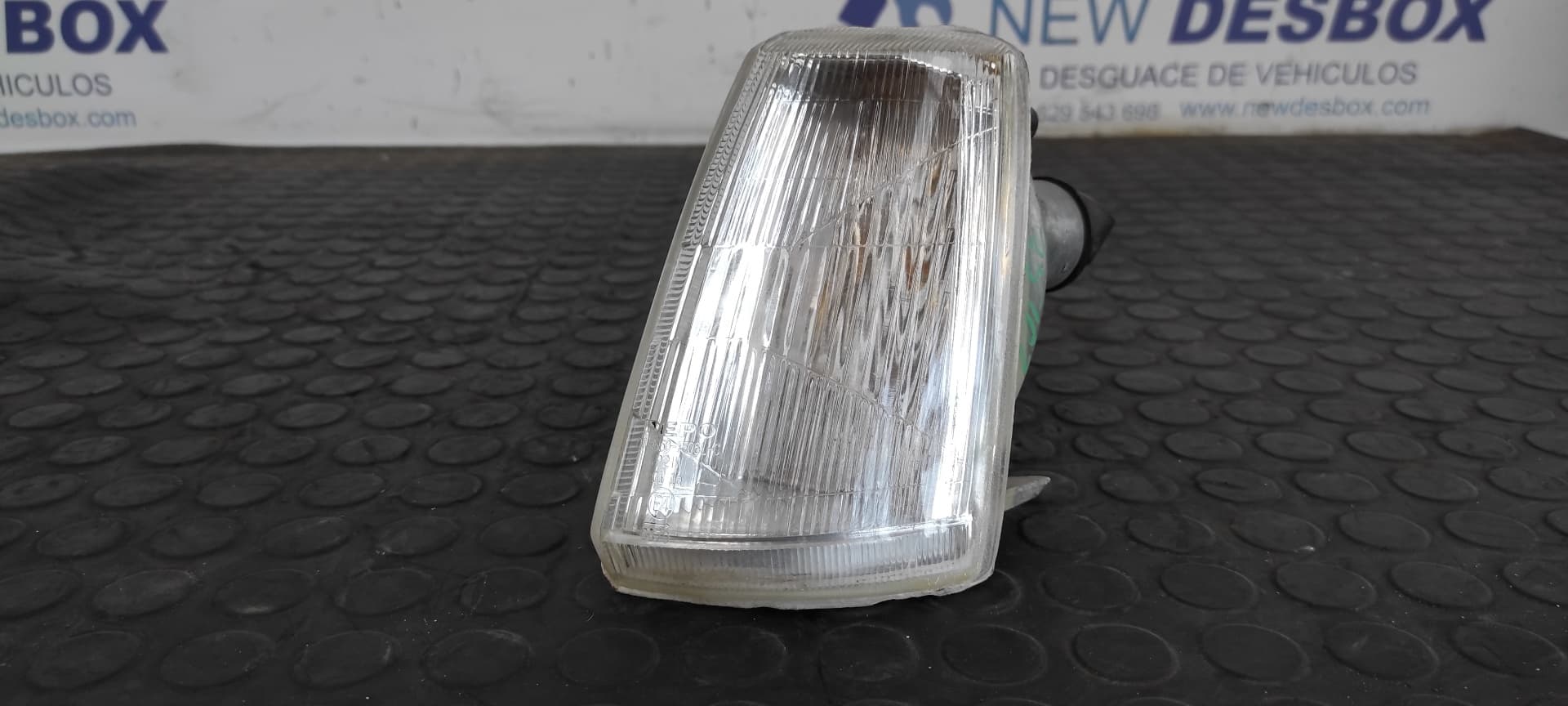 Recambio de PILOTO DELANTERO IZQUIERDO para PEUGEOT 205 BERLINA XAD / XAD Multi 1G1E referencia OEM IAM 085501506   - BLANCO