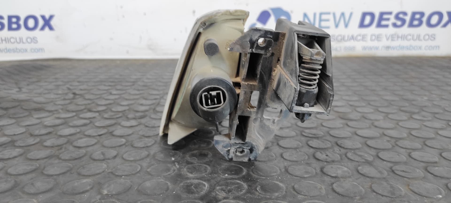 Recambio de PILOTO DELANTERO IZQUIERDO para PEUGEOT 205 BERLINA XAD / XAD Multi 1G1E referencia OEM IAM 085501506   - BLANCO 3