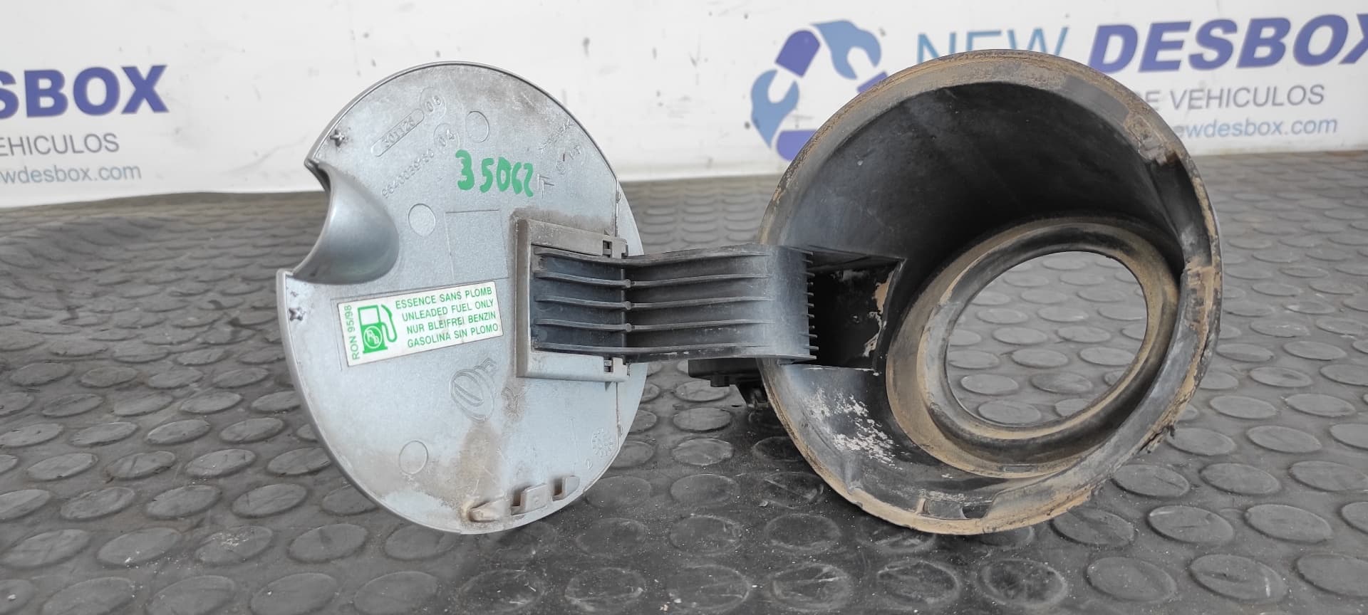 Recambio de TAPA EXTERIOR COMBUSTIBLE para CITROEN C2 by Loeb NFU referencia OEM IAM 9640039180   - PLATA 8