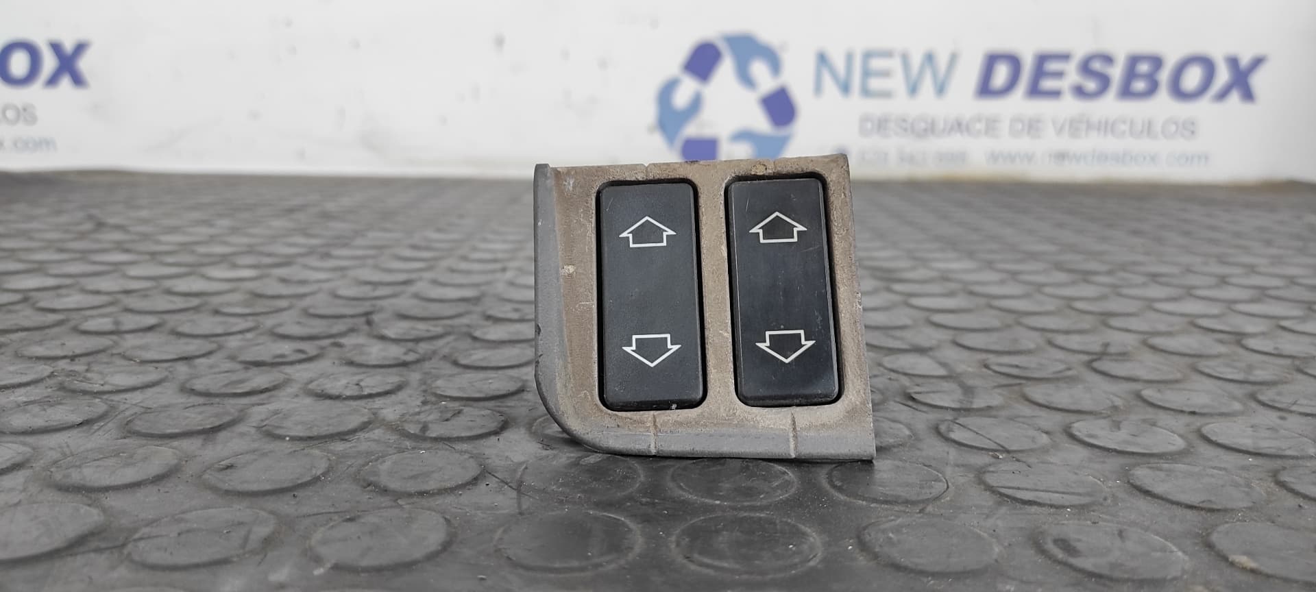 Recambio de MANDO ELEVALUNAS DELANTERO IZQUIERDO para PEUGEOT 205 BERLINA XAD / XAD Multi 1G1E referencia OEM IAM    - BLANCO