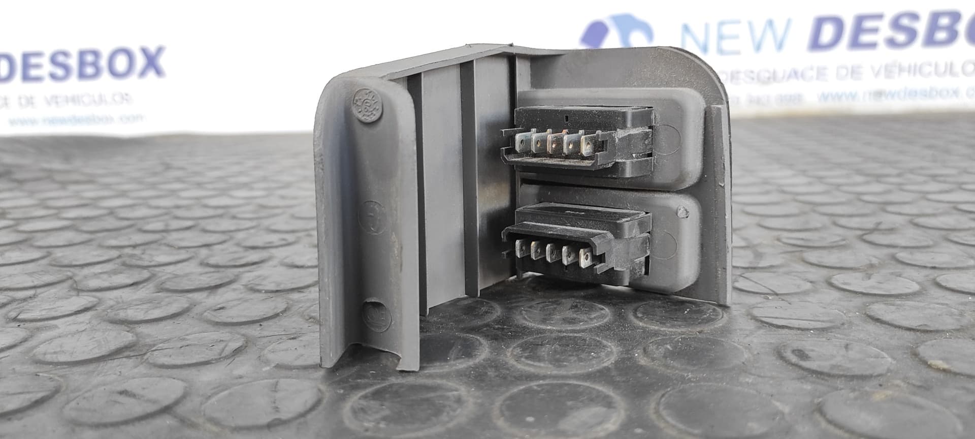 Recambio de MANDO ELEVALUNAS DELANTERO IZQUIERDO para PEUGEOT 205 BERLINA XAD / XAD Multi 1G1E referencia OEM IAM    - BLANCO 4
