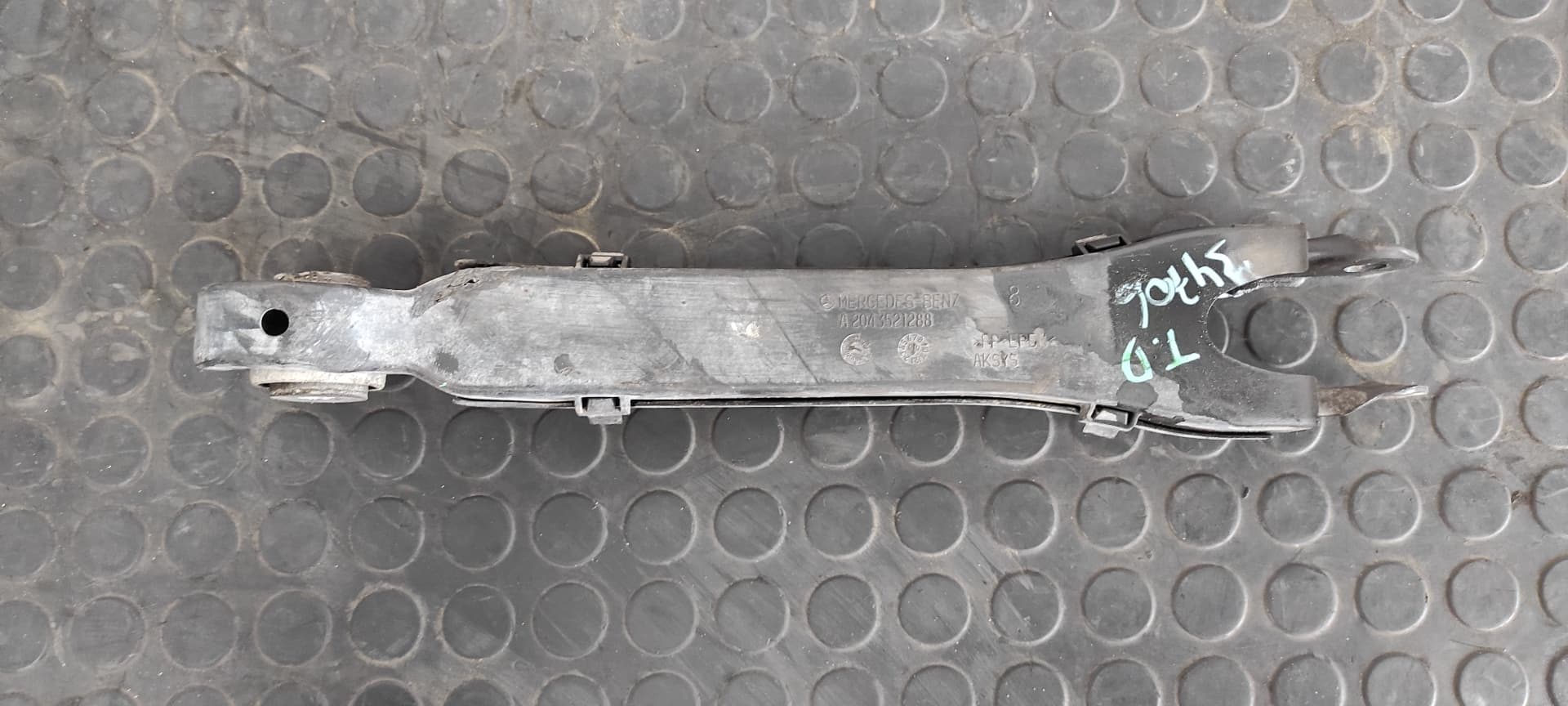 Recambio de BRAZO DERECHO INFERIOR TRASERO  para MERCEDES-BENZ CLASE C (W204) BERLINA 2.2 CDI CAT OM646811 referencia OEM IAM A2043521288   - BLANCO