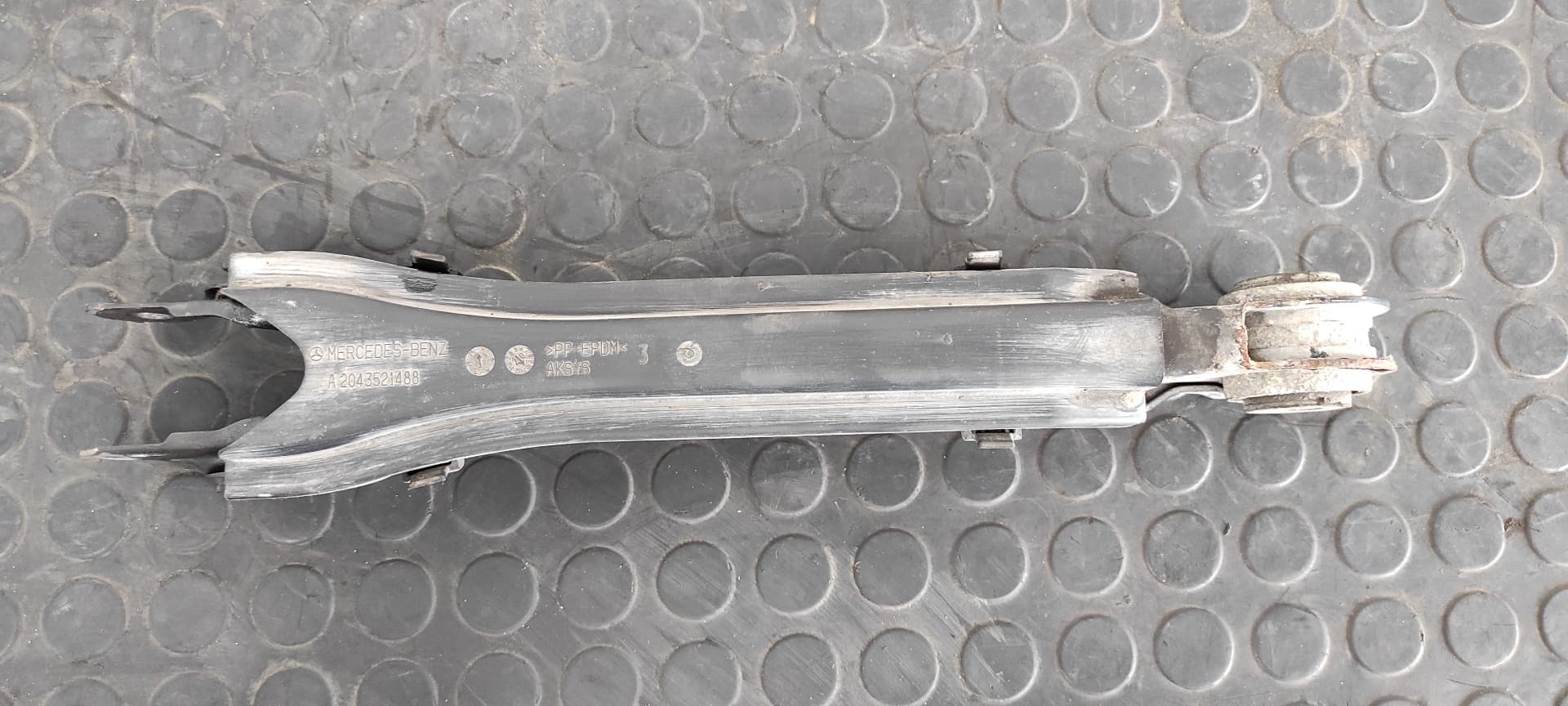 Recambio de BRAZO DERECHO INFERIOR TRASERO  para MERCEDES-BENZ CLASE C (W204) BERLINA 2.2 CDI CAT OM646811 referencia OEM IAM A2043521288   - BLANCO 4