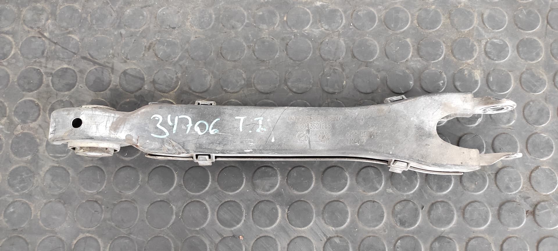 Recambio de BRAZO IZQUIERDO INFERIOR TRASERO para MERCEDES-BENZ CLASE C (W204) BERLINA 2.2 CDI CAT OM646811 referencia OEM IAM A2043521488   - BLANCO