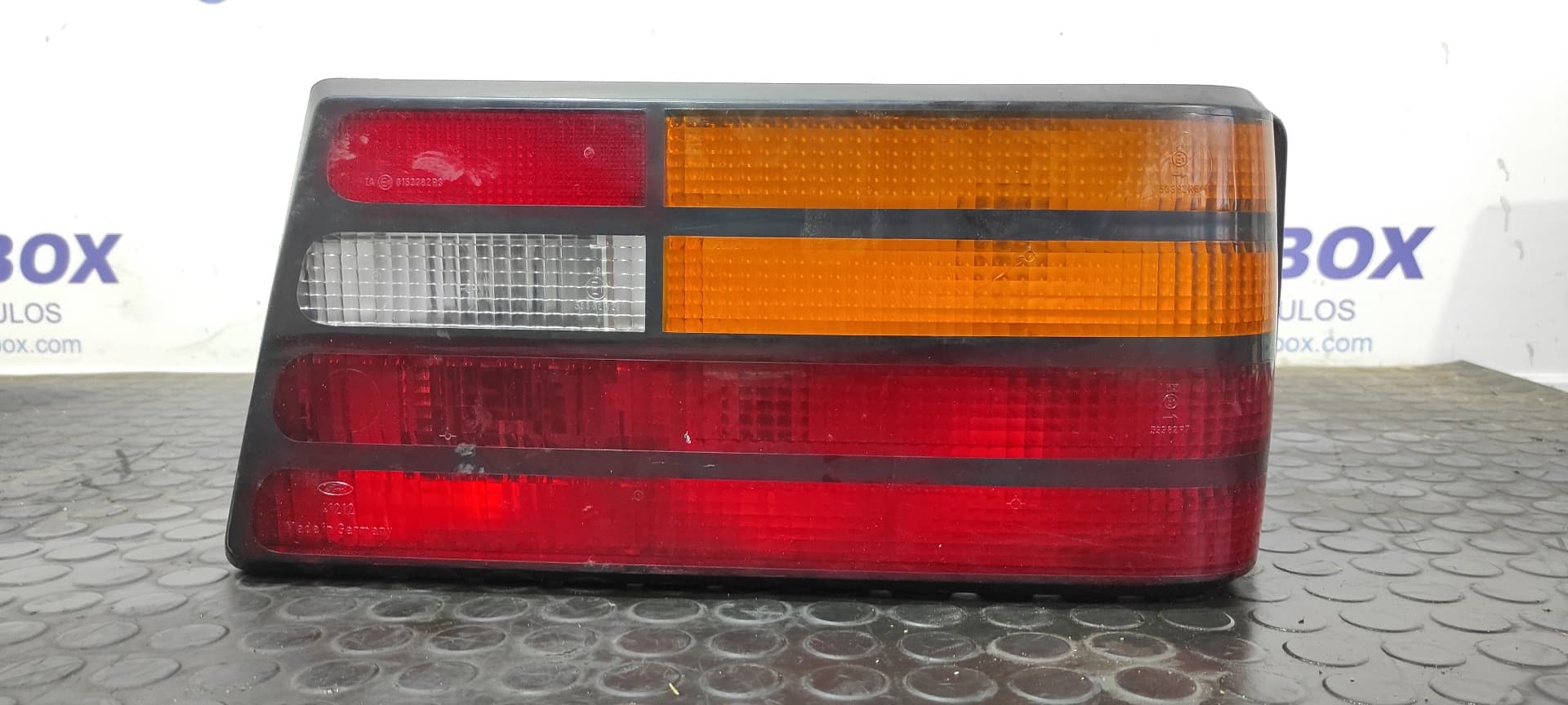 Recambio de PILOTO TRASERO DERECHO para FORD ORION CL F6F referencia OEM IAM 86AG13A602   - GRIS