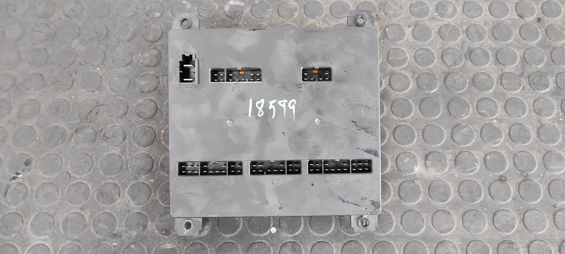 Recambio de CAJA RELES / FUSIBLES para NISSAN L-35 095 B4.40 referencia OEM IAM    - BLANCO 3