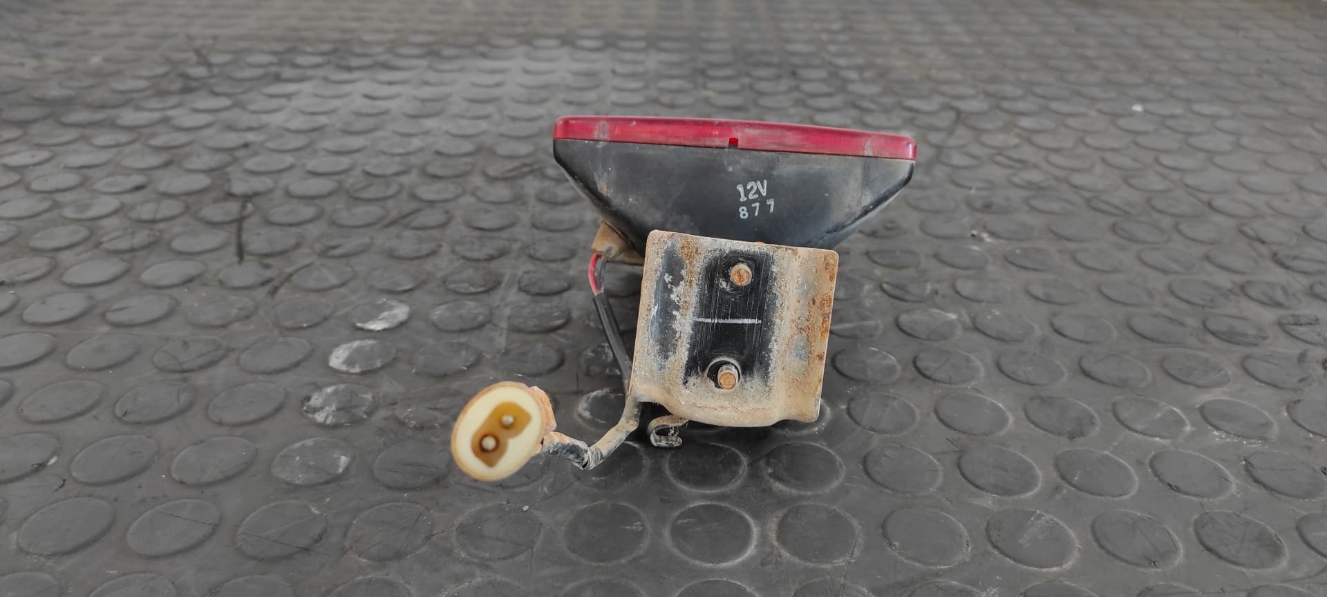 Recambio de FARO ANTINIEBLA TRASERO IZQUIERDO para MITSUBISHI MONTERO (L040) 2500 TD (2-ptas.) 4D56 referencia OEM IAM 23611216   - PLATA 4