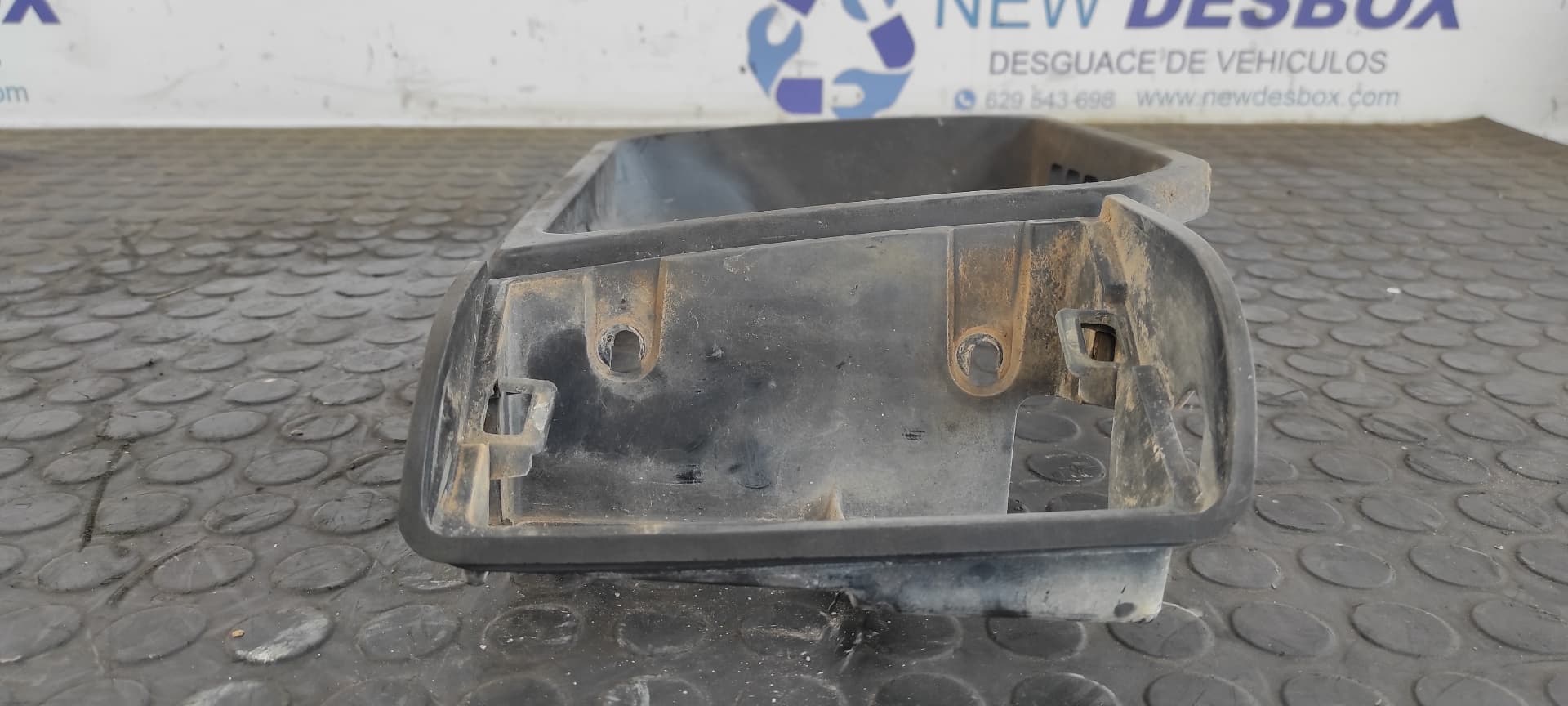 Recambio de SOPORTE FARO DERECHO para MITSUBISHI MONTERO (L040) 2500 TD (2-ptas.) 4D56 referencia OEM IAM    - PLATA 4